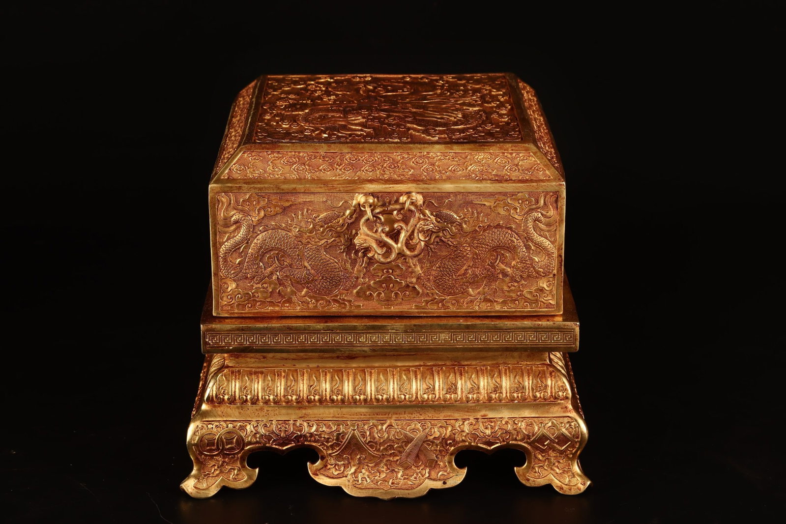 A Set of Fine Gilt Bronze Dragon Seals: A Set of Fine Gilt Bronze Dragon Seal,Qing Dynasty,China,Size:(Box)9.4inx10.6in,(Big Seal)3.5inx3.1in,(Small Seal)2.8inx2.4in,Weight:14920g