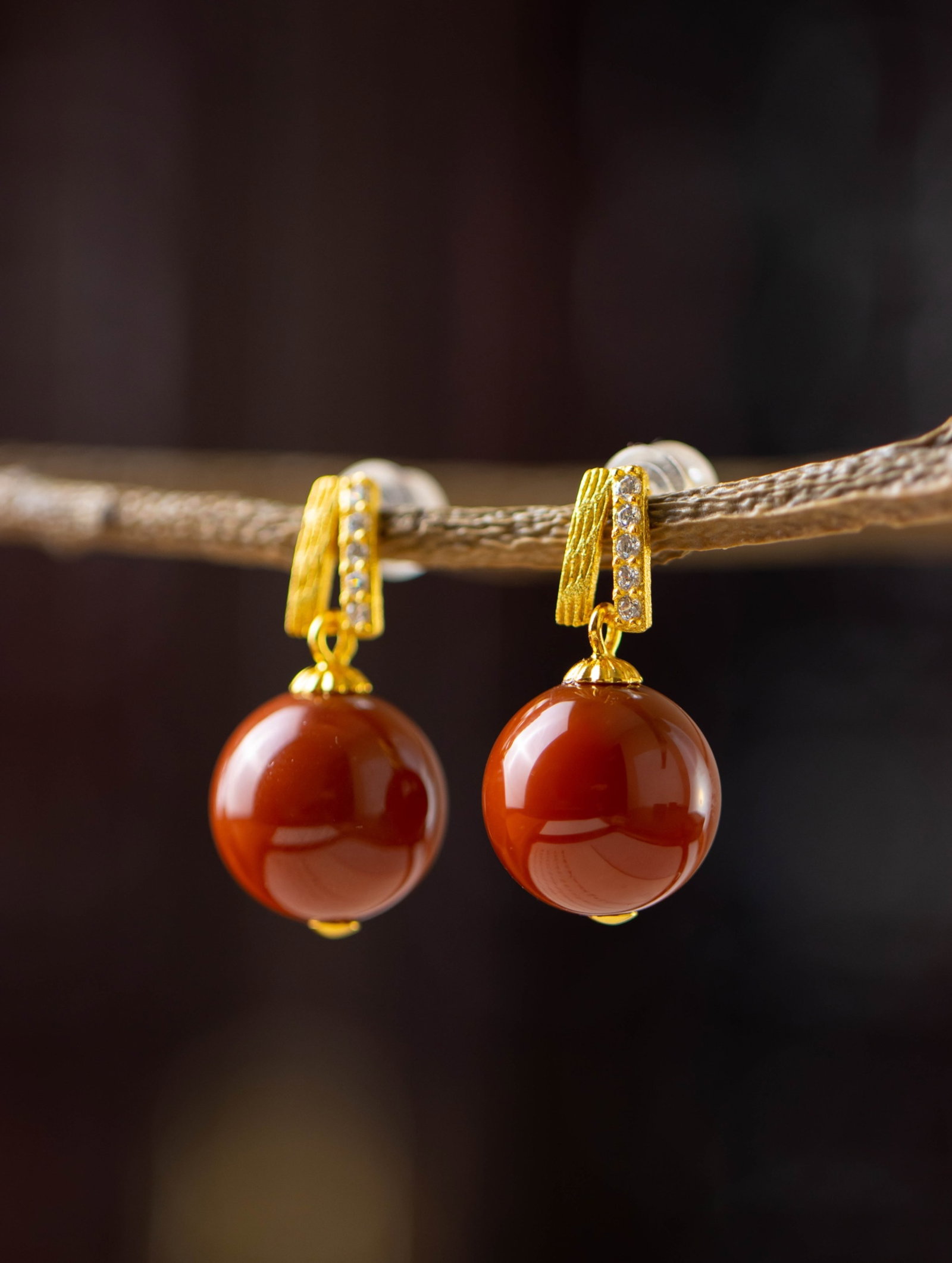 A Pair of Exquisite Sterling Silver-Gold Plated Inlaid Agate Earrings,Inlaid Diamond: A Pair of Exquisite Sterling Silver-Gold Plated Inlaid Agate Earrings,Inlaid Diamond 一对纯银镀金镶玛瑙耳环,嵌钻石
