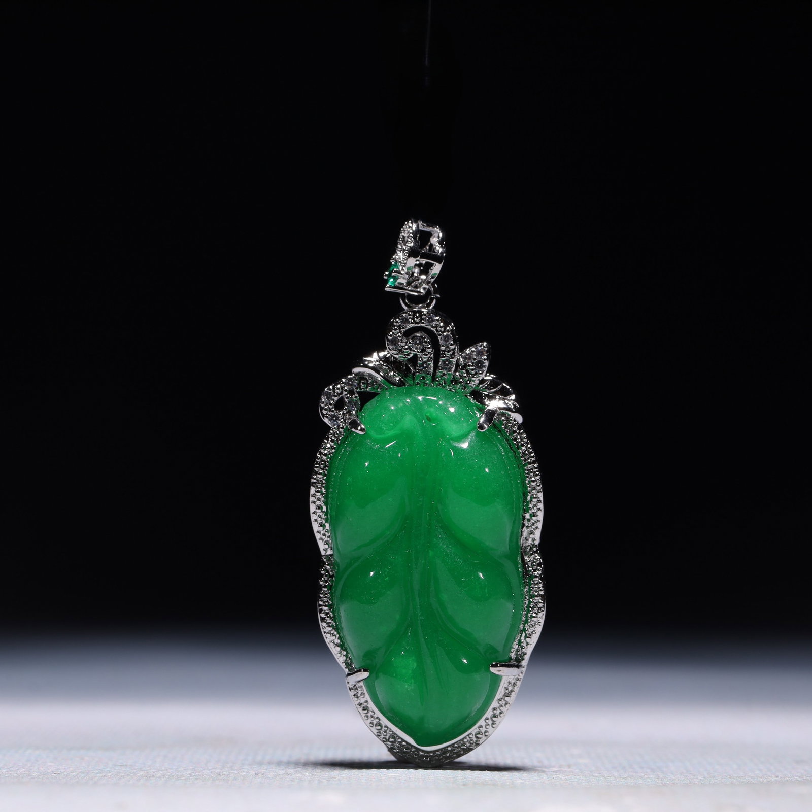 An Exquisite Leaf Pattern Pendant,Inlaid Gems: An Exquisite Leaf Pattern Pendant,Inlaid Gems,Size:1.2inx0.5inx2.4in,Weight:24.6g 一个精美的树叶纹吊坠,镶宝石