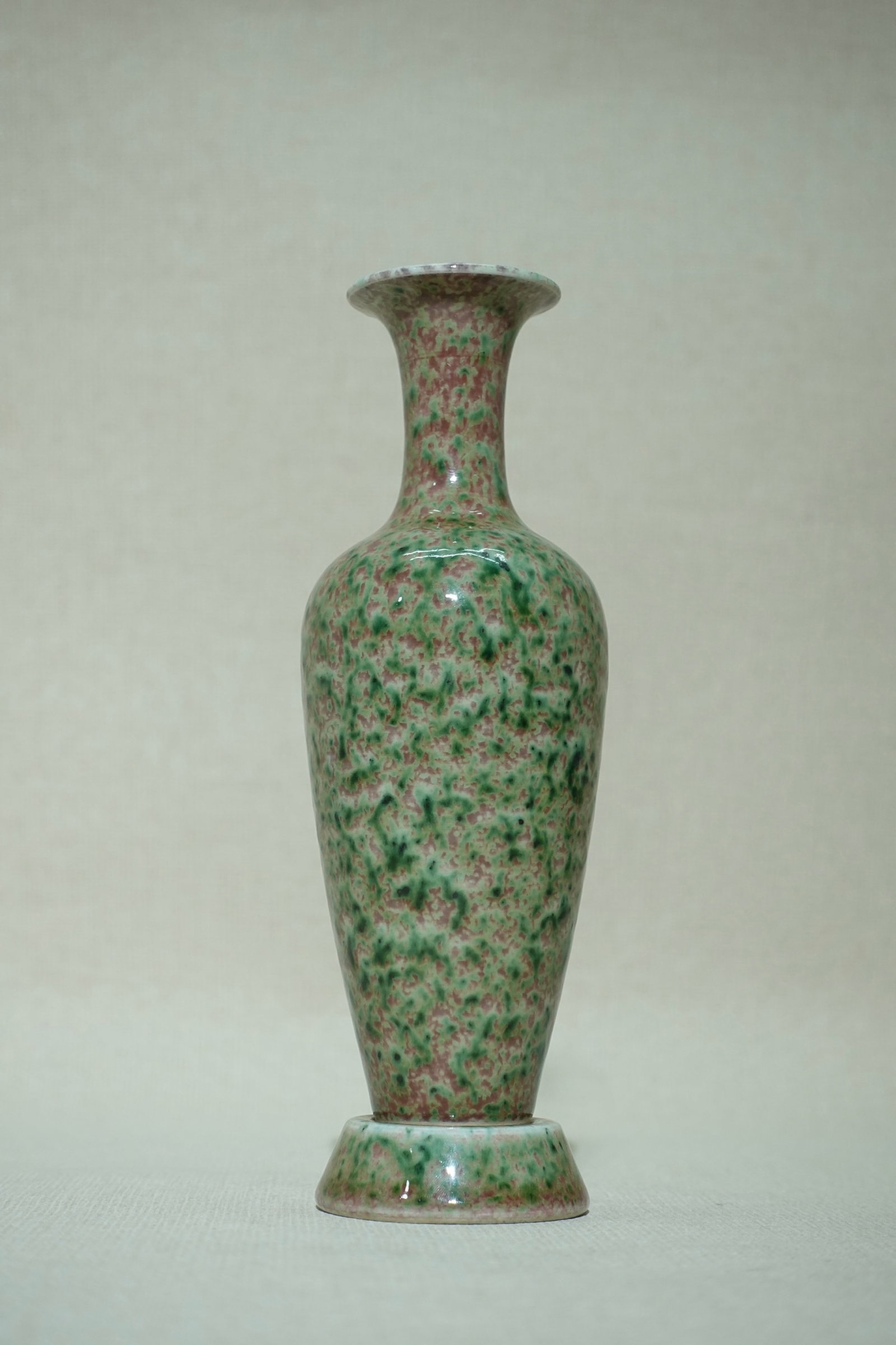 An Exquisite PeachBloom-Glazed Vase: An Exquisite PeachBloom-Glazed Vase,Qing Dynasty,China,Kangxi Six-character Mark,Size:6.5inx2.2in 豇豆红瓶,中国清代,康熙六字