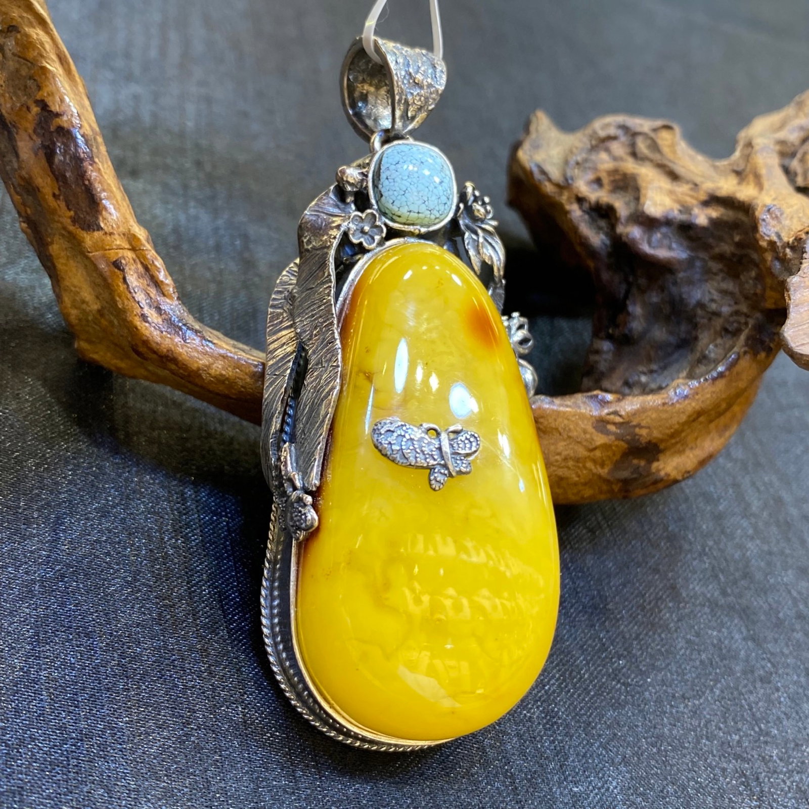 An Exquisite Beeswax Inlaid Silver Necklace: An Exquisite Beeswax Inlaid Silver Necklace,Size:30.6mm,Weight:52.1g 蜜蜡镶银项链