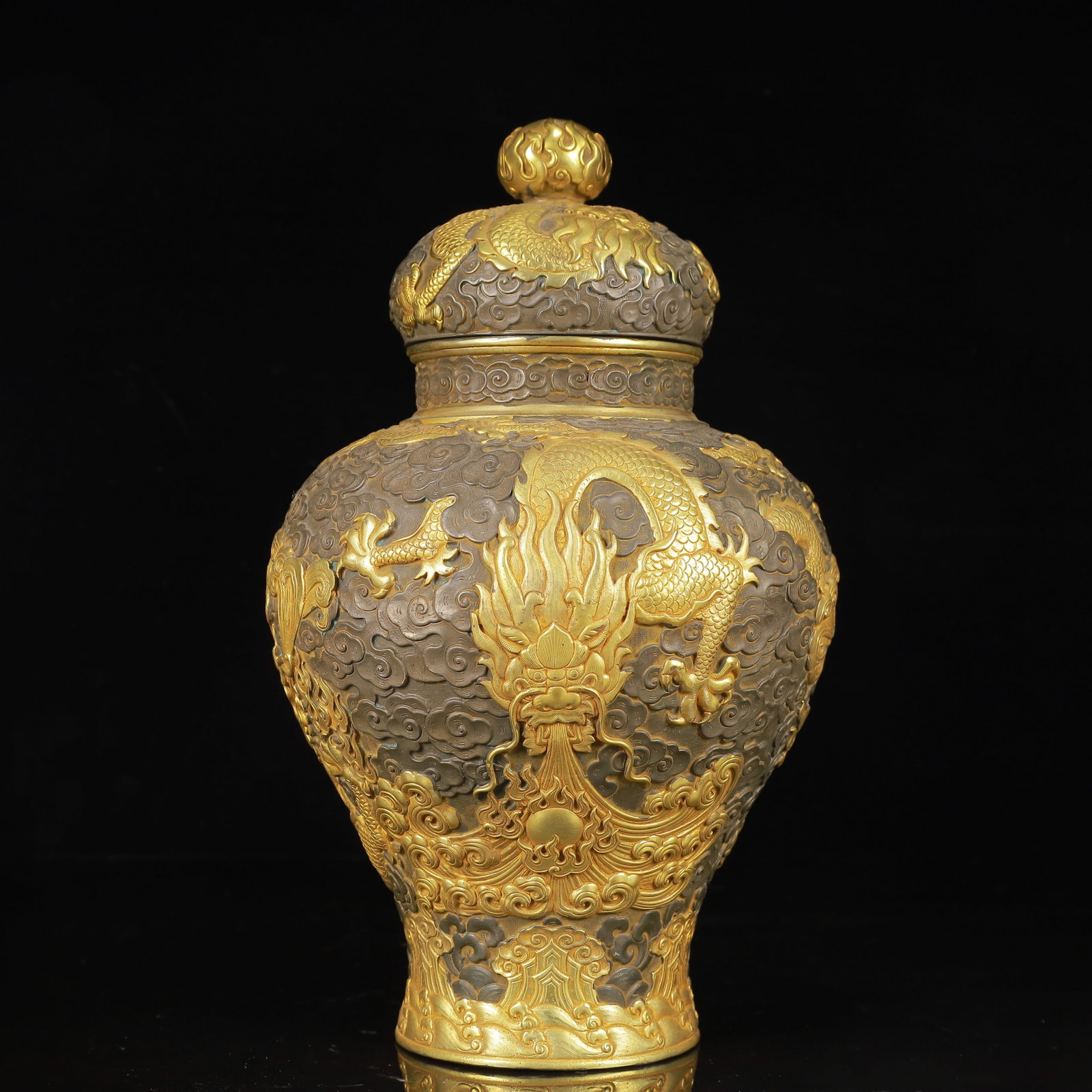 An Exquisite Gilt Silver Dragon Pattern Cover Jar: An Exquisite Gilt Silver Dragon Pattern Cover Jar,Tang Dynasty,China,Zhenguan Four-Character Mark,Size:7.1inx11.4in,Weight:4050g 银鎏金龙纹盖罐,中ࢲ
