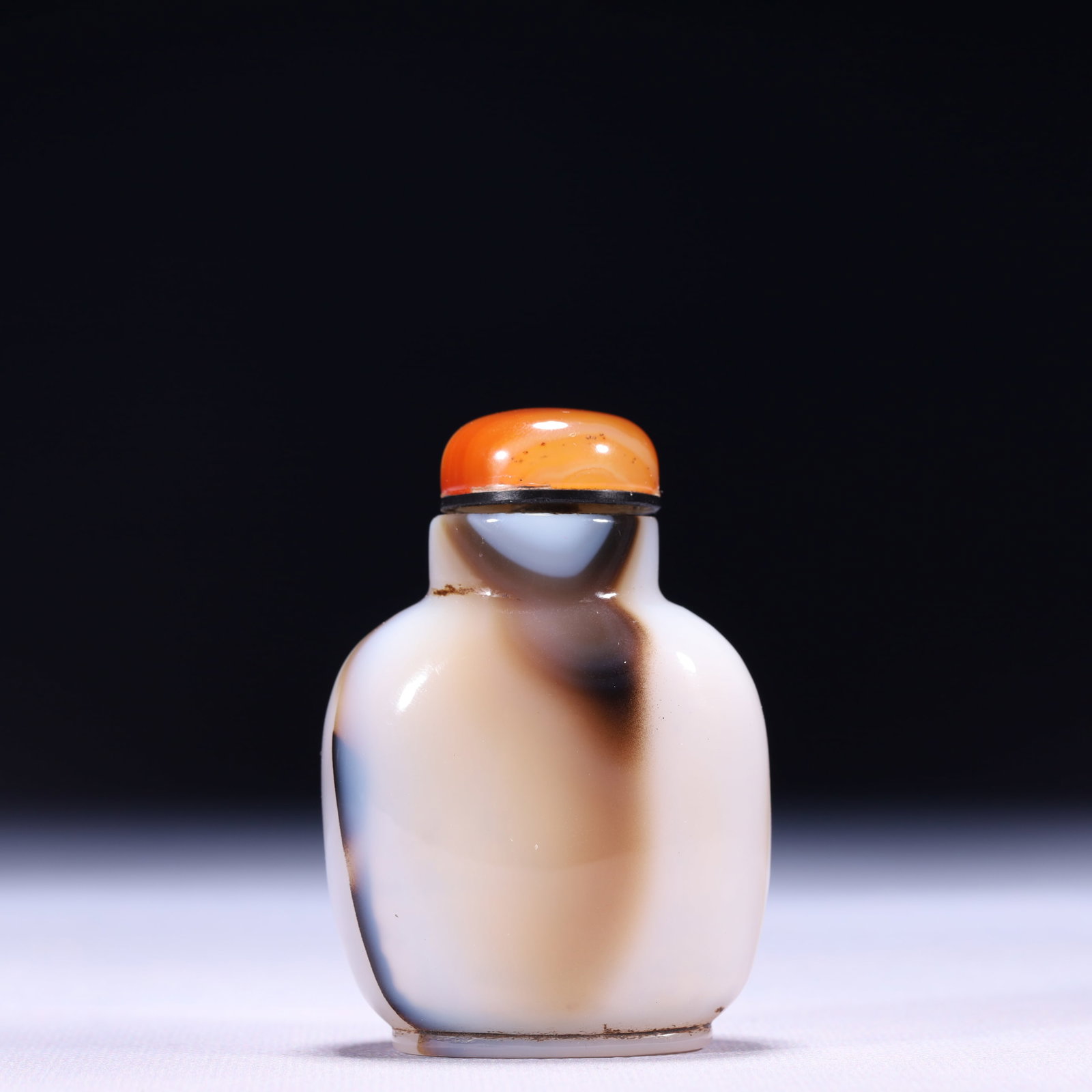 An Exquisite Agate Snuff Bottle: An Exquisite Agate Snuff Bottle,Qing Dynasty,China,Size:2inx1.2inx3in,Weight:84g 玛瑙鼻烟壶,中国清代
