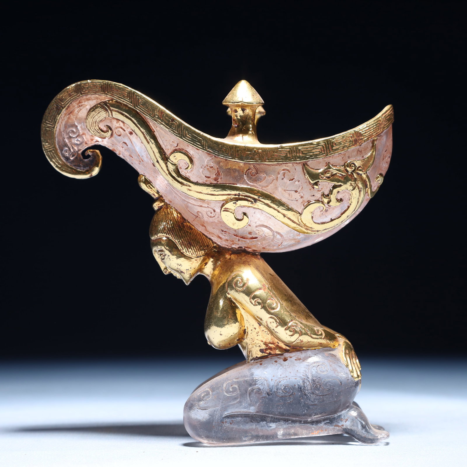 An Exquisite Agate Cover with Gold Figure Pattern Goblet: An Exquisite Agate Cover with Gold Figure Pattern Goblet,Qing Dynasty,China,Size:5.5inx2.2inx5.5in,Weight:550g 玛瑙包金人物纹爵杯,中国