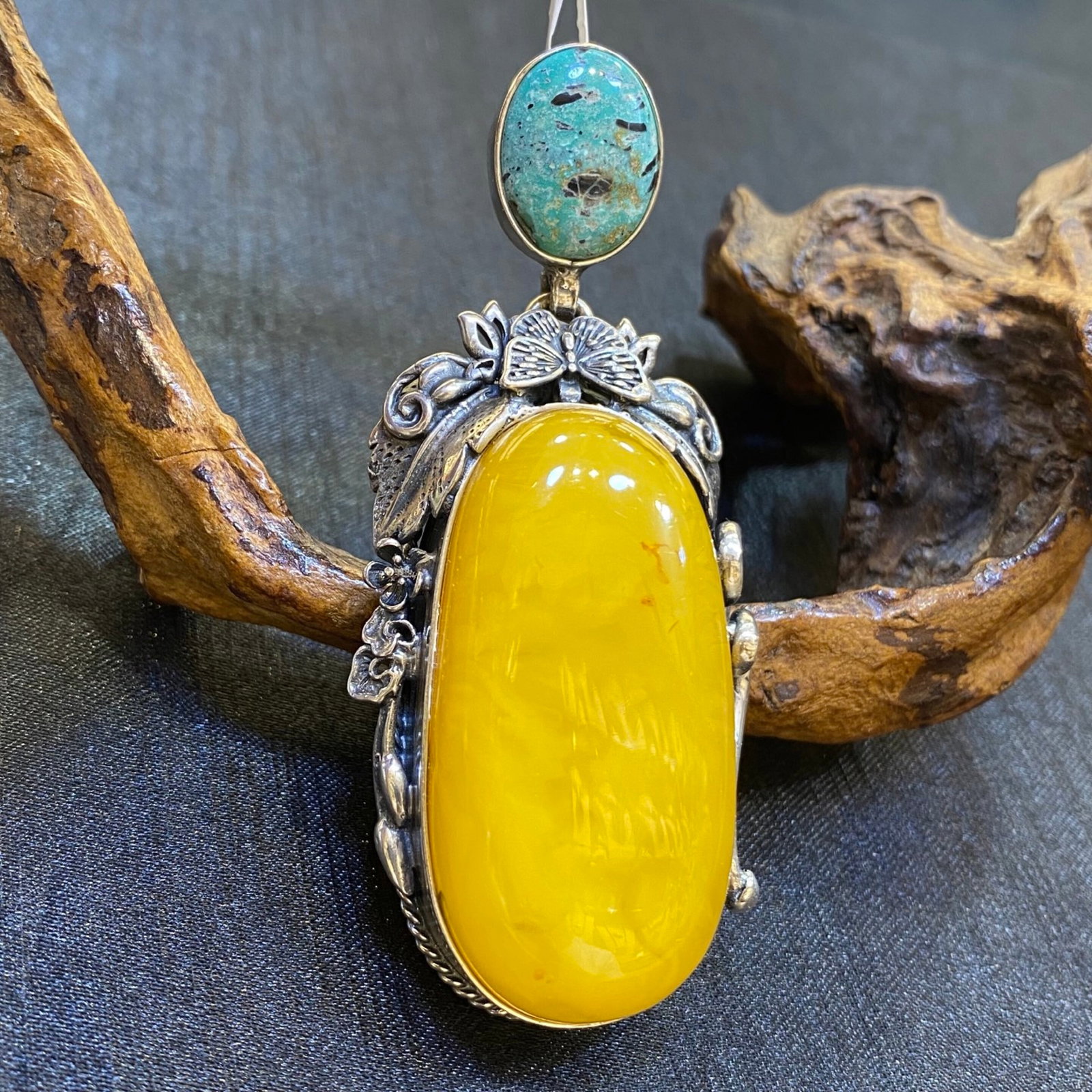 An Exquisite Beeswax Inlaid Silver Necklace: An Exquisite Beeswax Inlaid Silver Necklace,Size:31.1mm,Weight:34g 蜜蜡镶银项链
