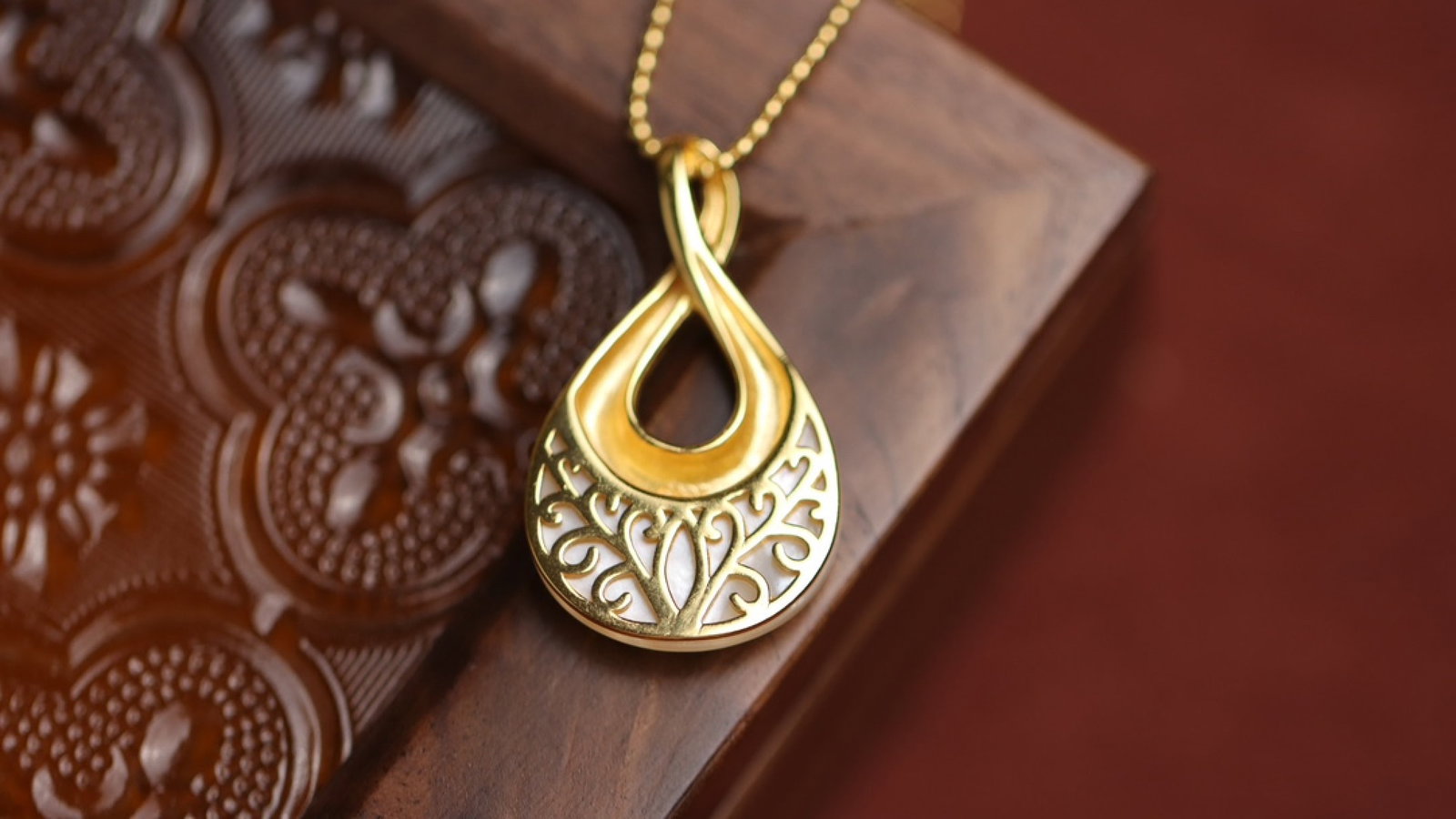 An Exquisite Sterling Silver-Gold Plated Inlaid Shell Pendant: An Exquisite Sterling Silver-Gold Plated Inlaid Shell Pendant 纯银镀金镶贝壳吊坠
