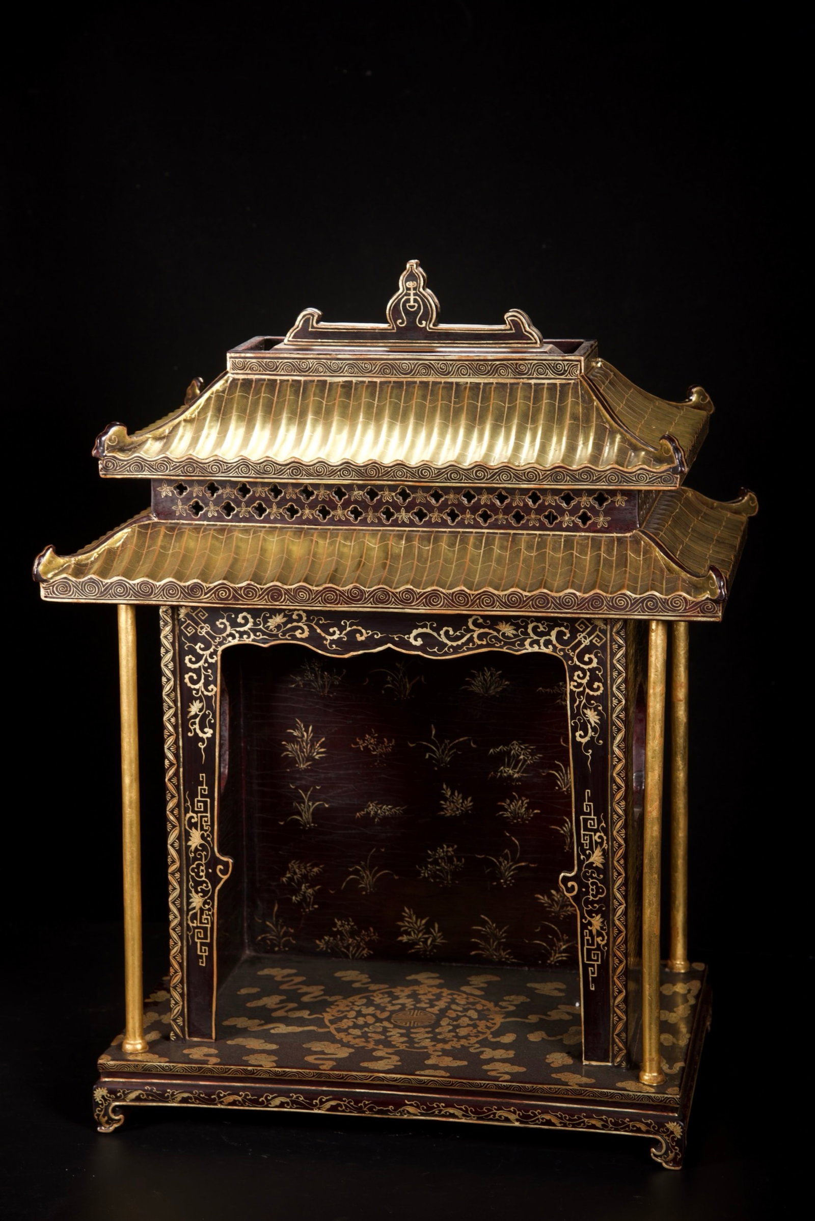An Exquisite Carved Lacquer Painted Gold Flower Pattern Niche: An Exquisite Carved Lacquer Painted Gold Flower Pattern Niche,Qing Dynasty,China,Qianlong Four-character Mark,Size:24inx12.2inx18.1in,Weight:2385g 漆器描金花卉ń