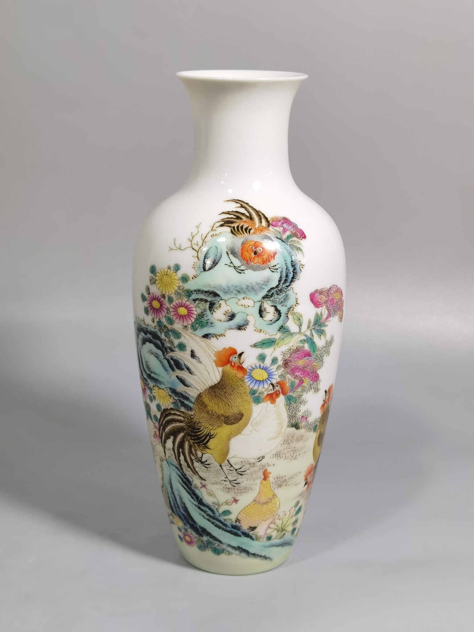 An Exquisite Famille-Rose Flower and Rooster Pattern Vase: An Exquisite Famille-Rose Flower and Rooster Pattern Vase,the Republic of China,With Mark,Size:7.7inx3.2in