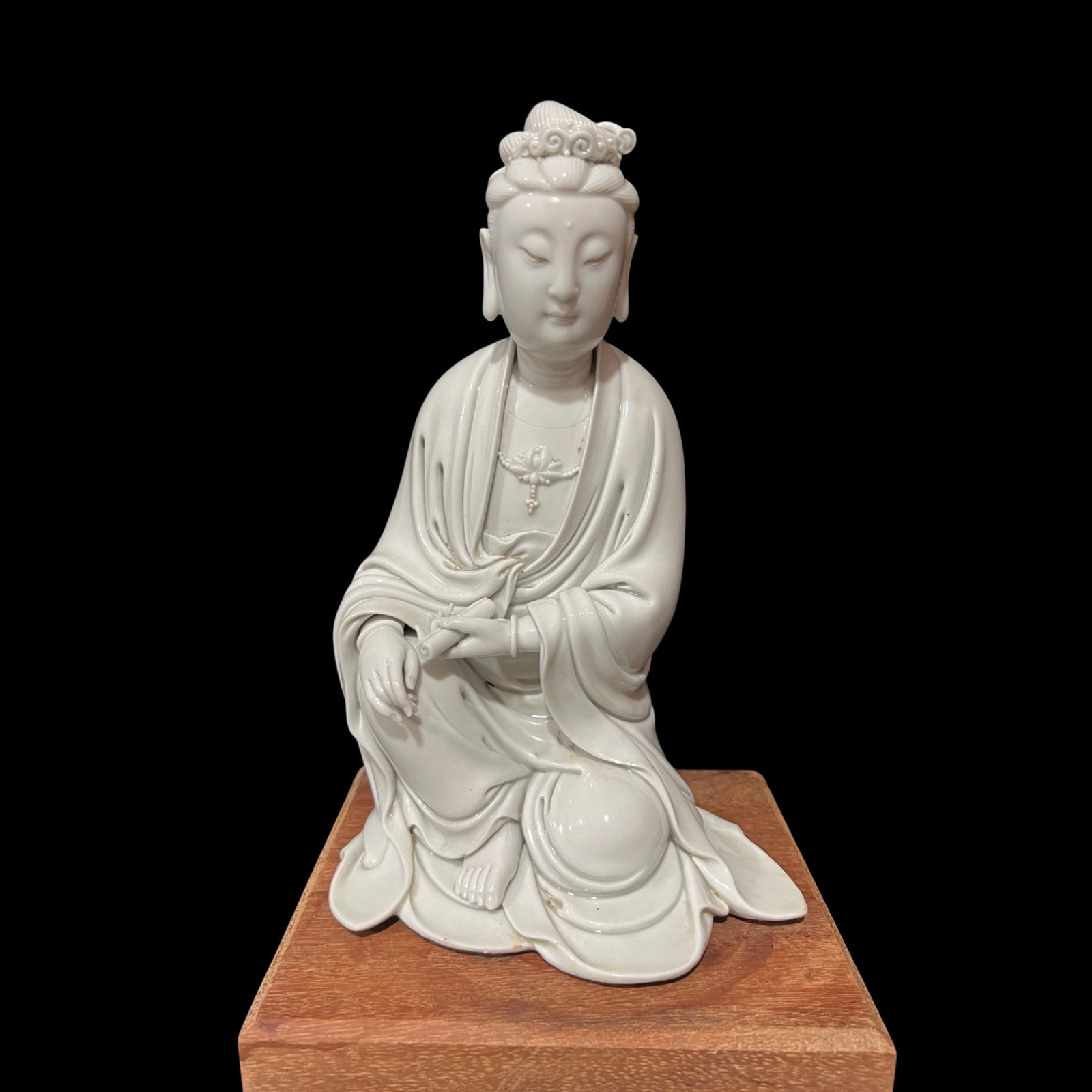 A Solemn Blance-De-Chine Statue of Avalokitesvara: A Solemn Blance-De-Chine Statue of Avalokitesvara,Ming Dynasty,China,With Mark,Size:9.6in 德化瓷观音像,中国明代,带款