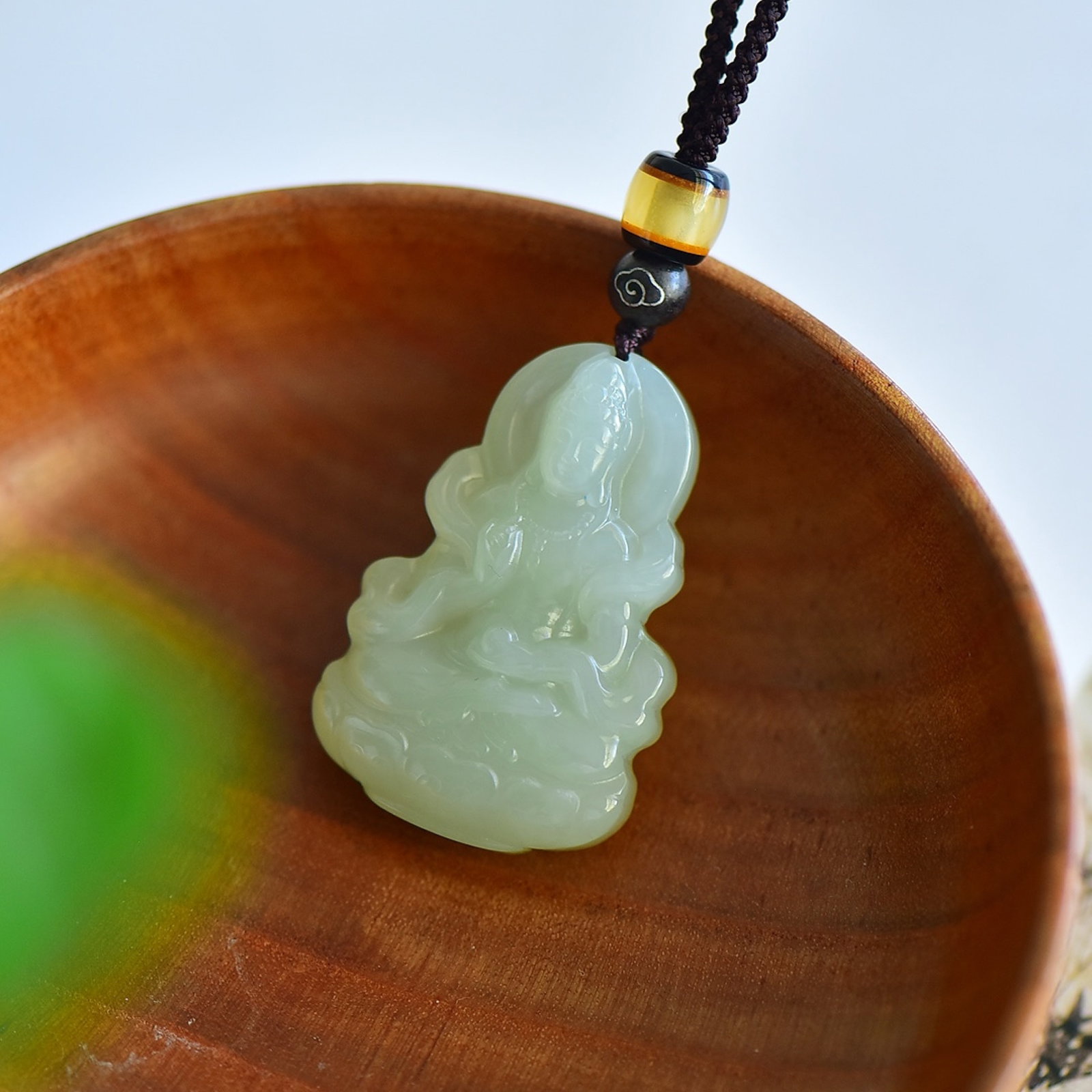 An Exquisite Greenish Jade Bodhisattva Pendant: An Exquisite Greenish Jade Bodhisattva Pendant,Size:41mmx27mmx8mm 寓意:大放光明 消灾解难 普度众生