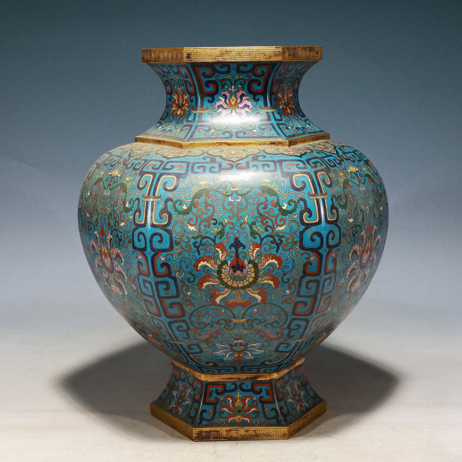 A Huge Cloisonne Lotus Pattern Vase: A Huge Cloisonne Lotus Pattern Vase,Qing Dynasty, China,Qianlong Six-character Mark,Size:13inx16.5in,Weight:6550g 景泰蓝缠枝莲纹瓶,中国ę