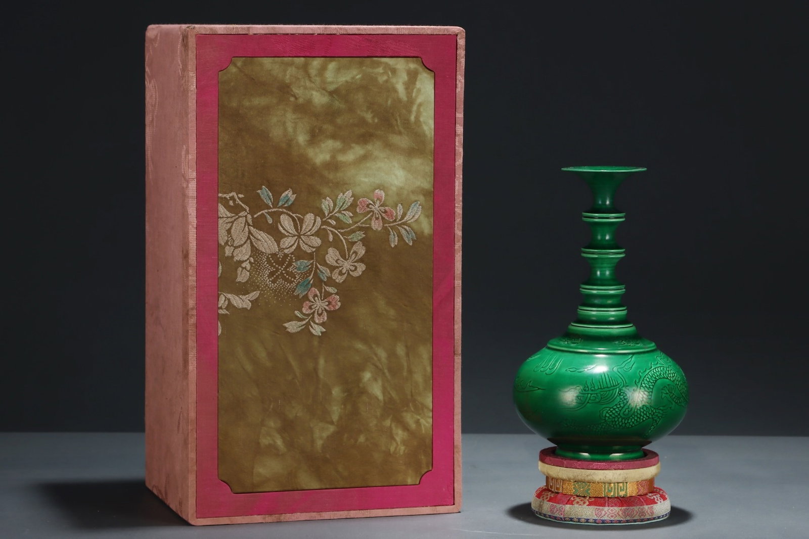 An Exquisite Green Glazed Auspicious Cloud and Dragon Pattern Vase: An Exquisite Green Glazed Auspicious Cloud and Dragon Pattern Vase,Ming Dynasty,China,Hongzhi Six-character Mark,Size:8.3inx5.1in 绿釉祥云龙纹瓶,中Þ