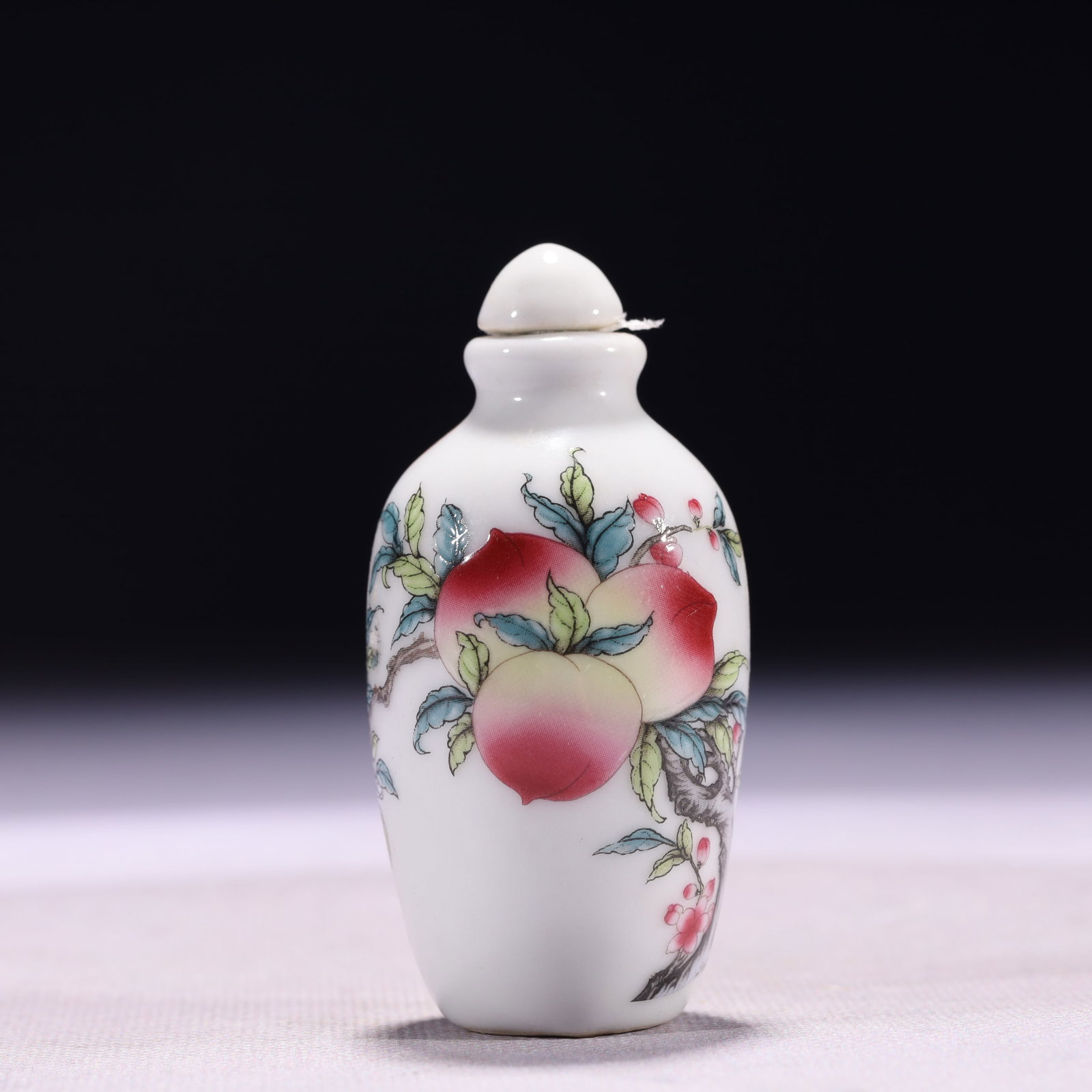 An Exquisite Famille-Rose Bats and Peach Pattern Snuff Bottle: An Exquisite Famille-Rose Bats and Peach Pattern Snuff Bottle,Qing Dynasty,China,Qianlong Four-character Mark,Size:1.6inx3.1in,Weight:58g