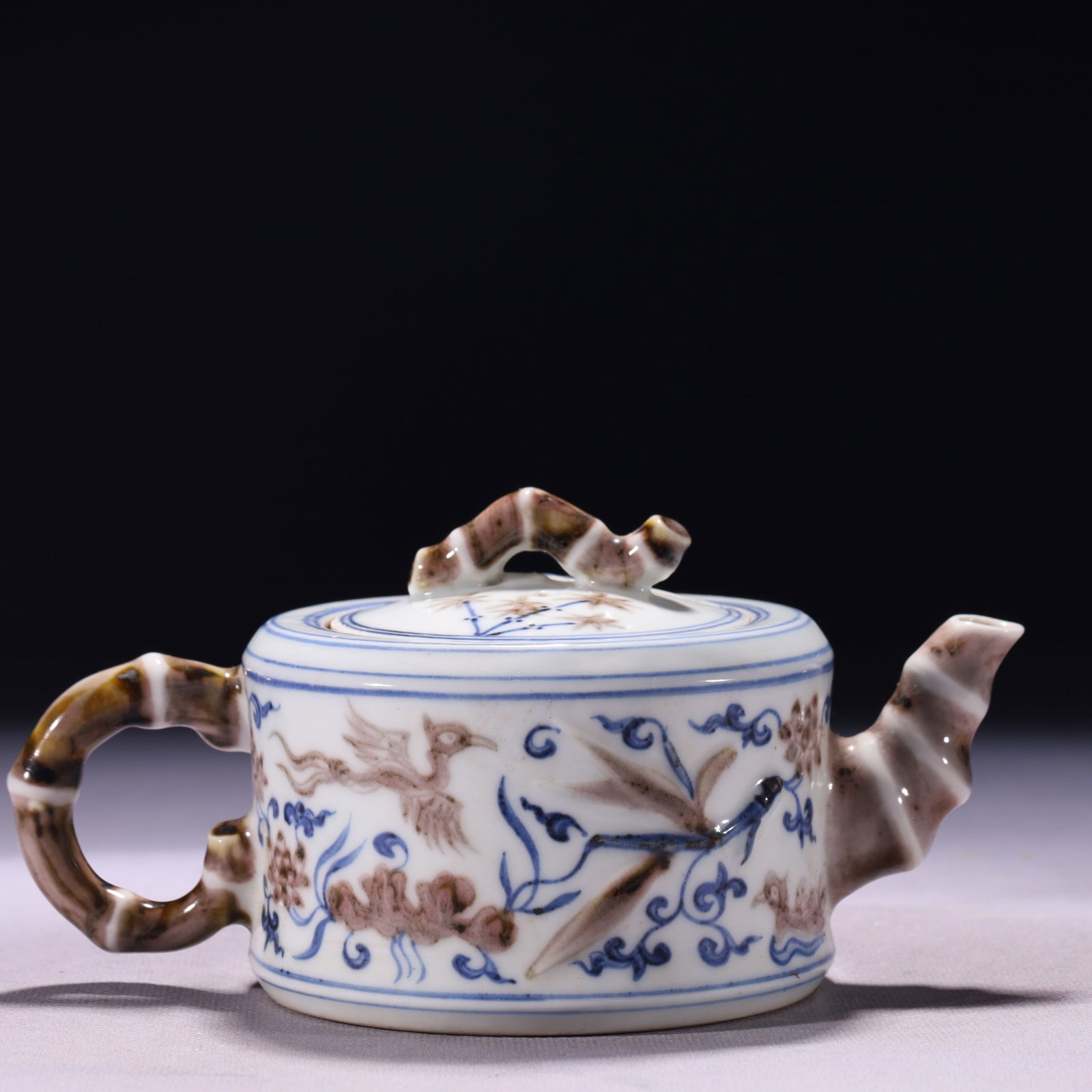 An Exquisite Blue and White Iron-Red Lotus and Phoenix Pattern Teapot: An Exquisite Blue and White Iron-Red Lotus and Phoenix Pattern Teapot,Ming Dynasty,China,Xuande Six-character Mark,Size:7.1inx4.1inx3.3in,Weight:371g 青花矾红缠枝&#