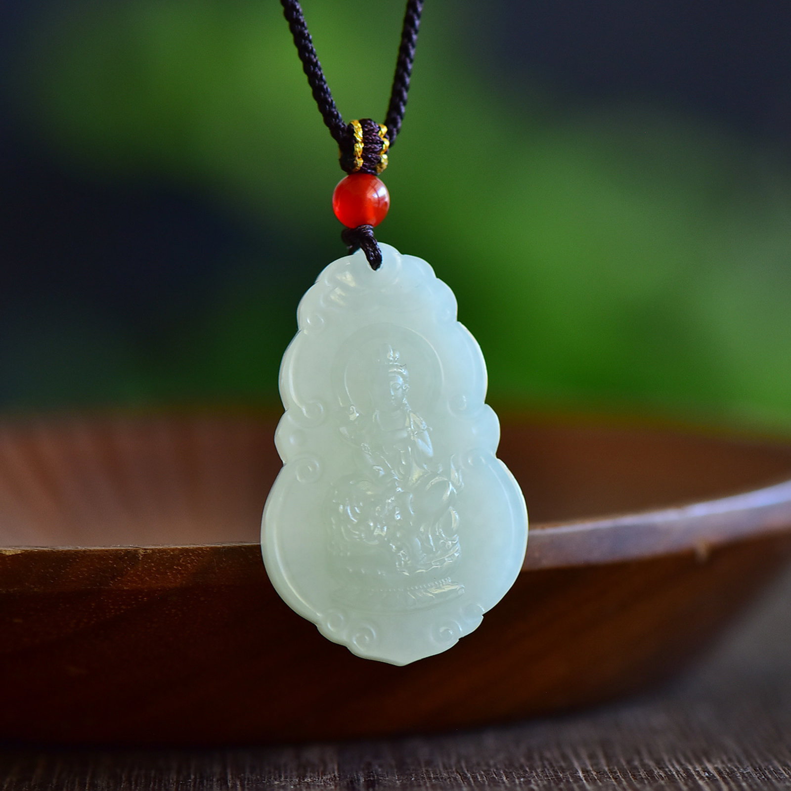 An Exquisite White Jade Bodhisattva Pendant: An Exquisite White Jade Bodhisattva Pendant,Size:45mmx28mm 寓意】生肖属兔佩戴,佩戴可使一生顺利,