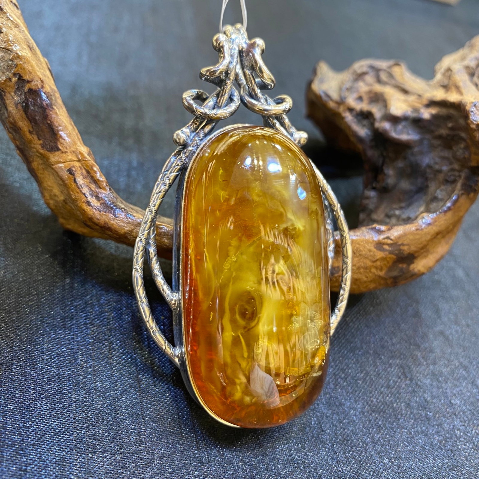 An Exquisite Beeswax Inlaid Silver Necklace: An Exquisite Beeswax Inlaid Silver Necklace,Size:41.8mm,Weight:33.4g 蜜蜡镶银项链