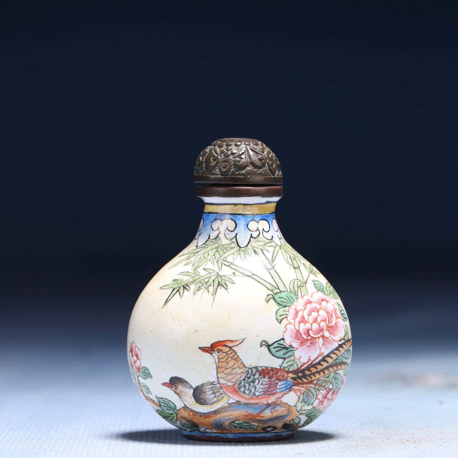 An Exquisite Painted Enamel Flower and Bird Pattern Snuff Bottle: An Exquisite Painted Enamel Flower and Bird Pattern Snuff Bottle,Qing Dynasty,China,Qianlong Four-character Mark,Size:1.6inx1inx2in,Weight:41g 画珐琅花鸟纹鼻&