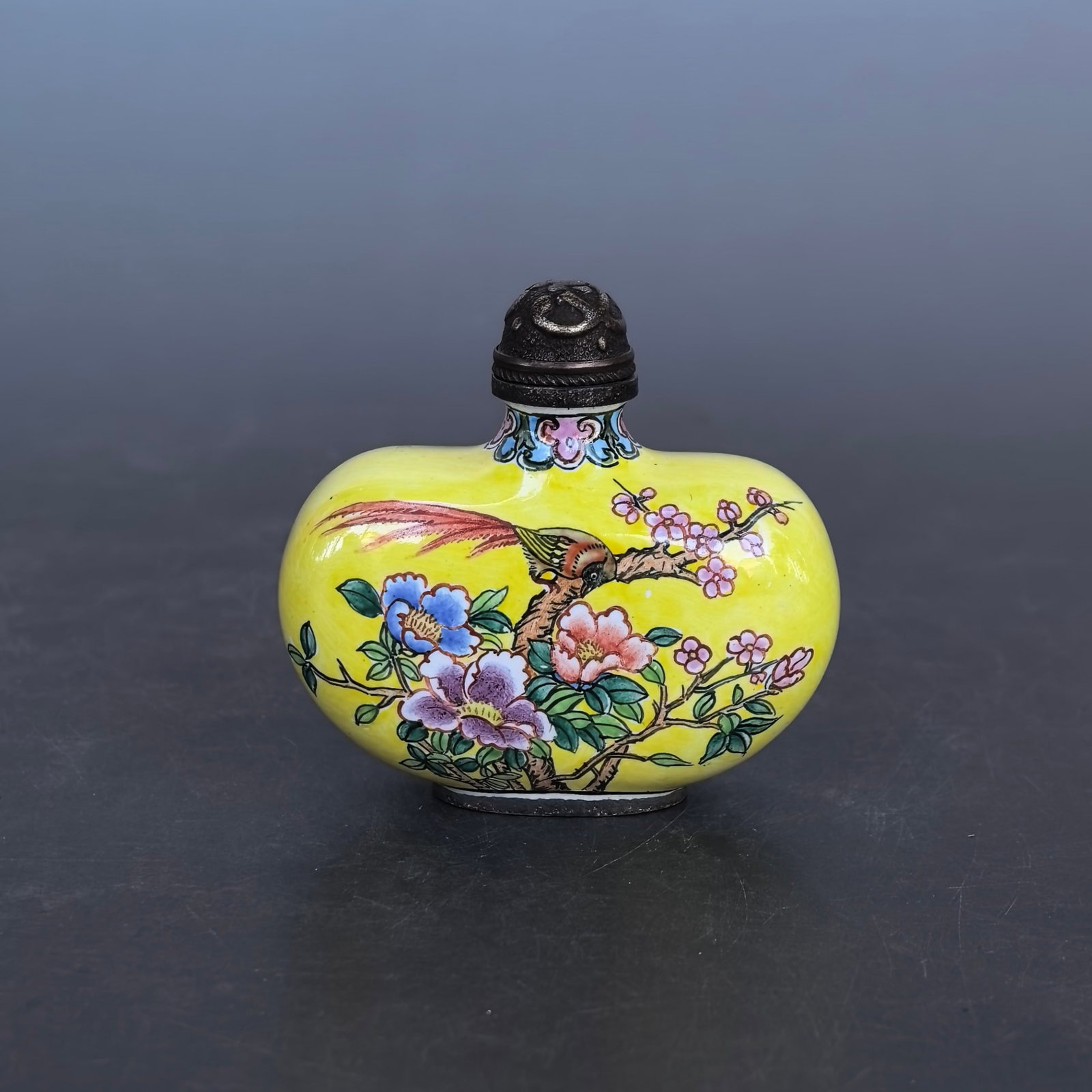 An Exquisite Painted Enamel Flower and Bird Pattern Snuff Bottle: An Exquisite Painted Enamel Flower and Bird Pattern Snuff Bottle,Qing Dynasty,China,Qianlong Four-character Mark,Size:2.2inx1inx2in,Weight:57g 画珐琅花鸟纹鼻&