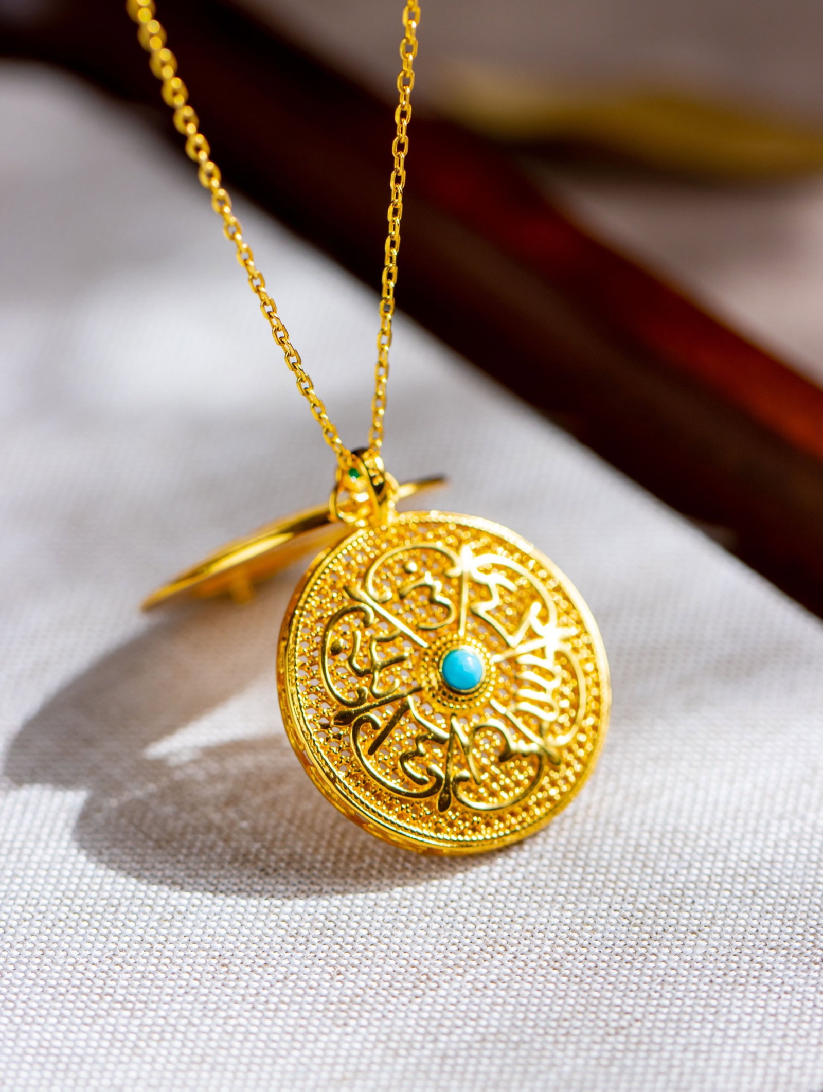 An Exquisite Sterling Silver-Gold Plated Inlaid Shell Pendant,Inlaid Turquoise: An Exquisite Sterling Silver-Gold Plated Inlaid Shell Pendant,Inlaid Turquoise 纯银镀金镶贝壳吊坠,嵌绿松石