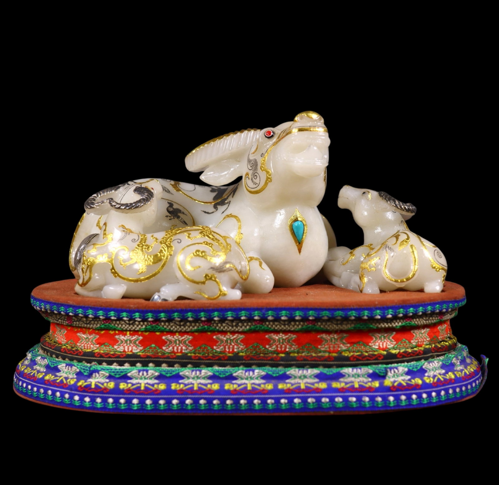 An Exquisite White Jade Inlaid Gold and Silver Buffalo Ornament,Inlaid Gems: An Exquisite White Jade Inlaid Gold and Silver Buffalo Ornament,Inlaid Gems,Qing Dynasty,China,Size:4.3inx8.7inx6.3in,Weight:3028g 白玉错金银牛摆件,