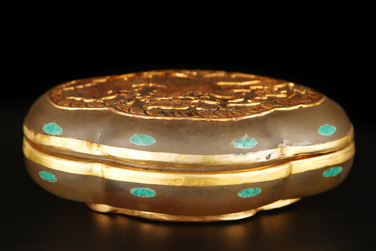 An Exquisite Crystal Cover with Gold Auspicious Beast Pattern Box with Cover: An Exquisite Crystal Cover with Gold Auspicious Beast Pattern Box with Cover,the Warring States period in China,Size:3.7inx2.8inx1.4in,Weight:175g 水晶包金瑞兽ń
