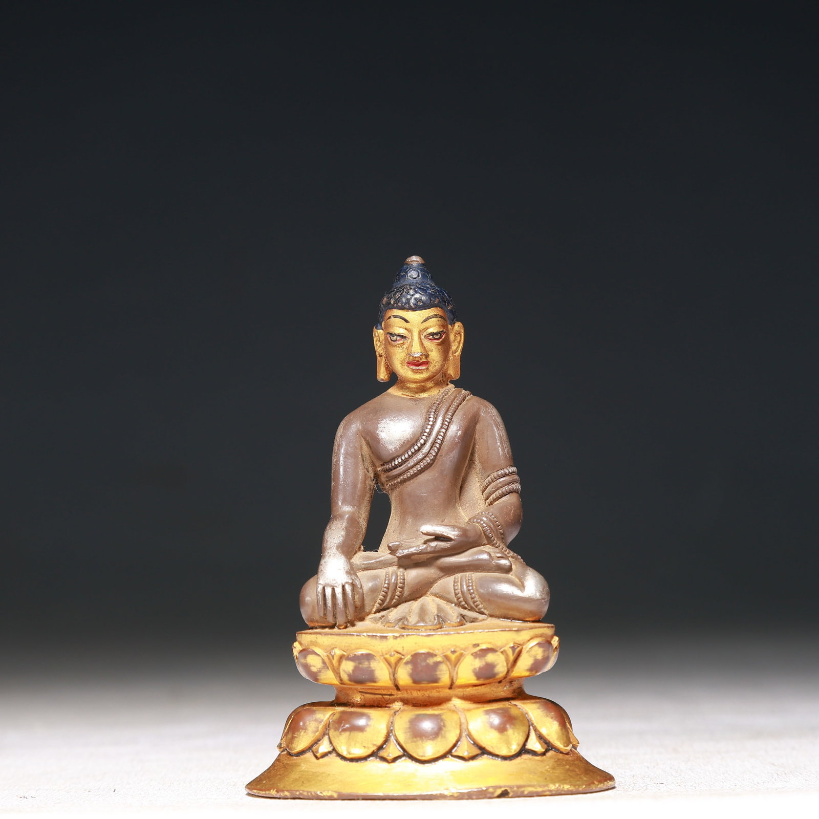 A Solemn Gilt Silver Statue of Sakyamuni: A Solemn Gilt Silver Statue of Sakyamuni,Qing Dynasty,China,Size:2inx1.6inx3.1in,Weight:150g 纯银鎏金释迦摩尼像,中国清代