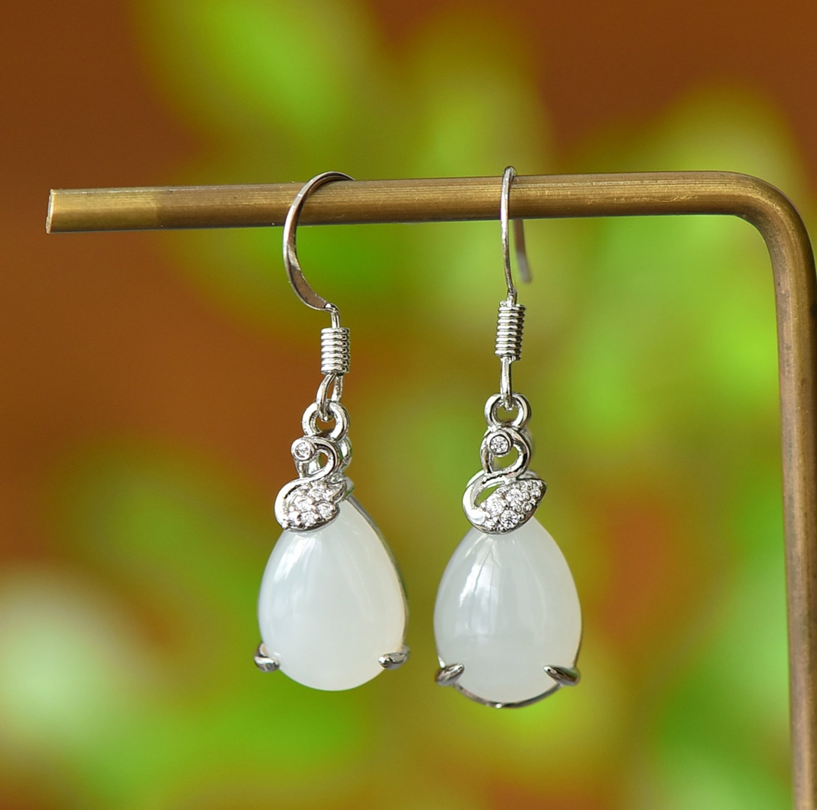 A Pair of Exquisite Bronze Inlaid White Jade Earrings,Inlaid Diamond: A Pair of Exquisite Bronze Inlaid White Jade Earrings,Inlaid Diamond,Size:10mmx14mm 一对铜镶白玉耳环,嵌钻石