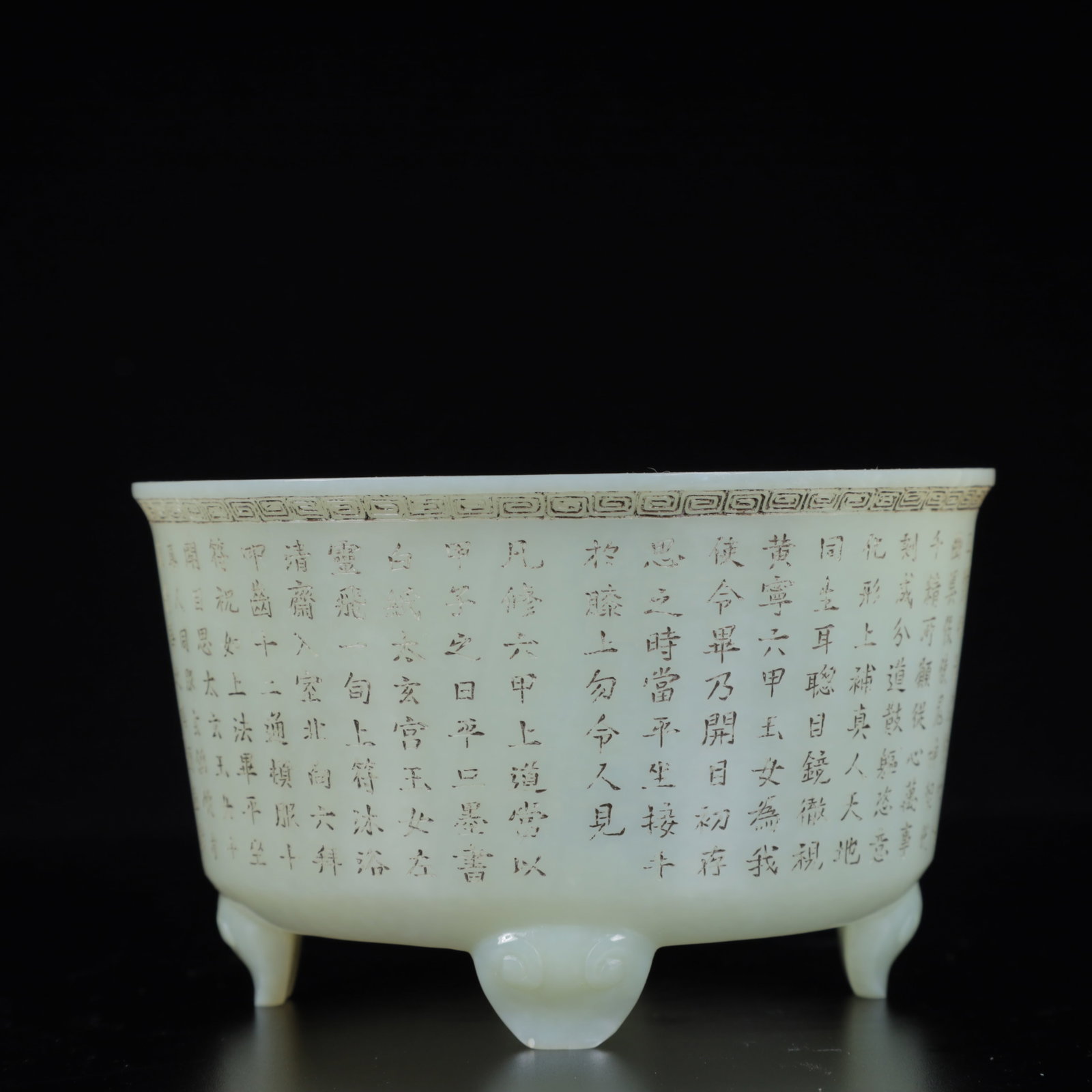 An Exquisite White Jade Poem Four Legs Jar: An Exquisite White Jade Poem Four Legs Jar,Qing Dynasty, China,Qianlong Four-character Mark,Size:4.9inx3.1in,Weight:250g 白玉诗文四足罐,中国଀