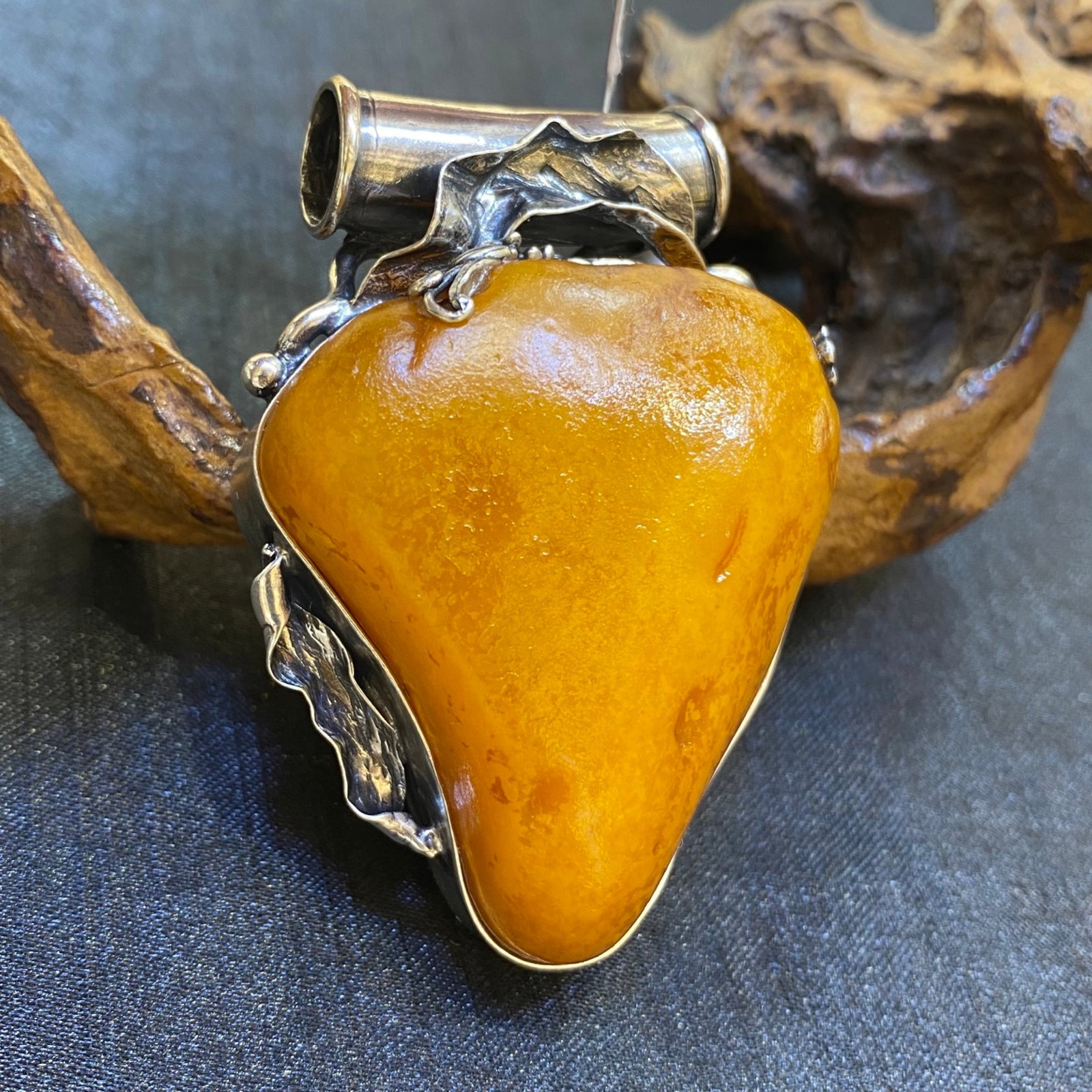 An Exquisite Beeswax Inlaid Silver Necklace: An Exquisite Beeswax Inlaid Silver Necklace,Size:45.1mm,Weight:48.1g 蜜蜡镶银项链