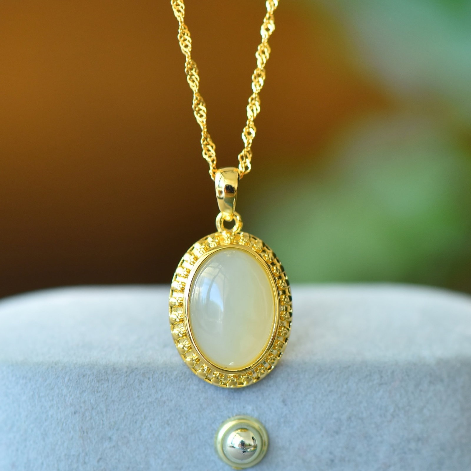 An Exquisite Bronze-Gold Plated Inlaid White Jade Necklace: An Exquisite Bronze-Gold Plated Inlaid White Jade Necklace,Size:3.9inx5.5in 铜镀金镶白玉项链
