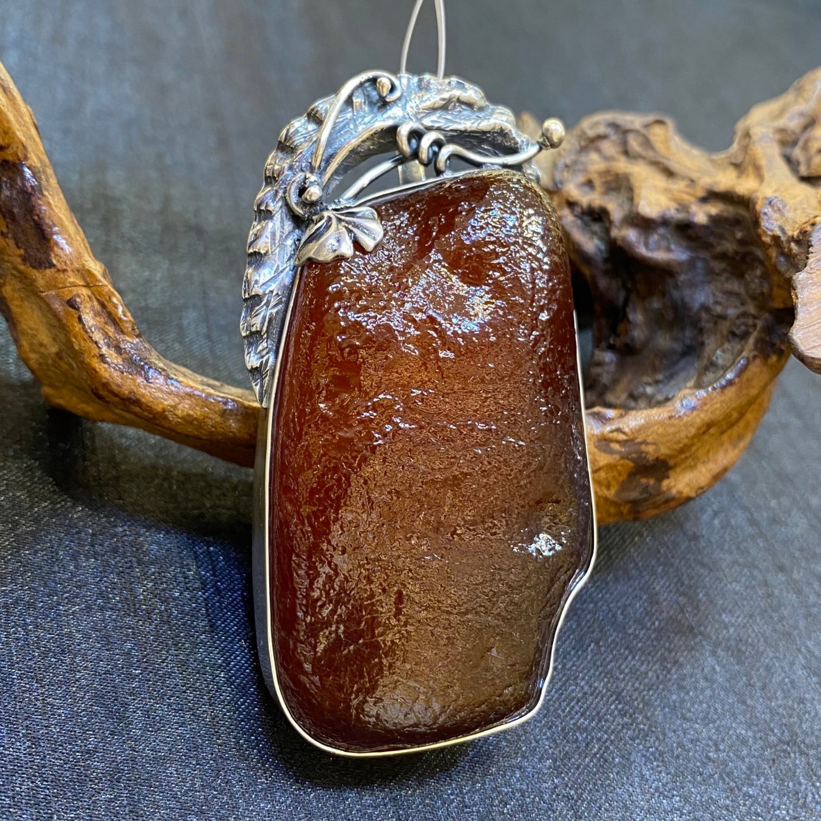 An Exquisite Beeswax Inlaid Silver Necklace: An Exquisite Beeswax Inlaid Silver Necklace,Size:35.8mm,Weight:38.6g 蜜蜡镶银项链