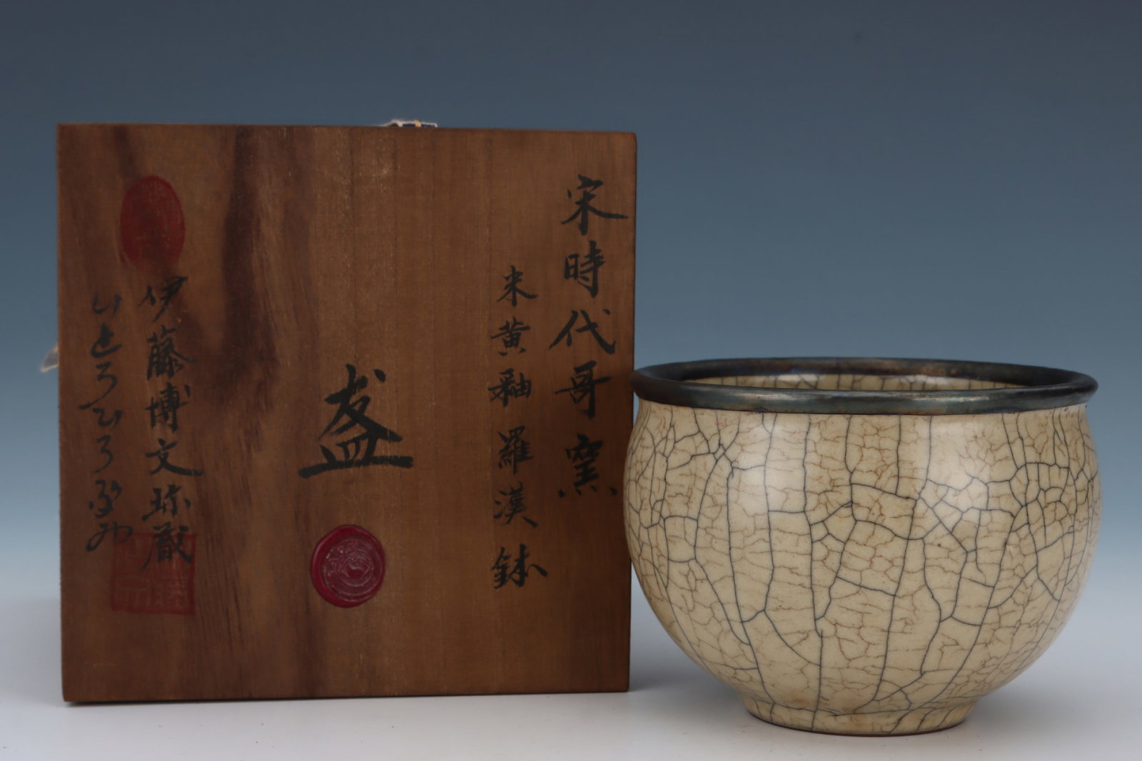 An Exquisite Ge yao Yellow Glazed Jar,with an Imperial Poem by Emperor Qianlong: An Exquisite Ge yao Yellow Glazed Jar,with an Imperial Poem by Emperor Qianlong,Song Dynasty,China,Size:4.2inx5.8in 哥窑黄釉罐,带乾隆御题