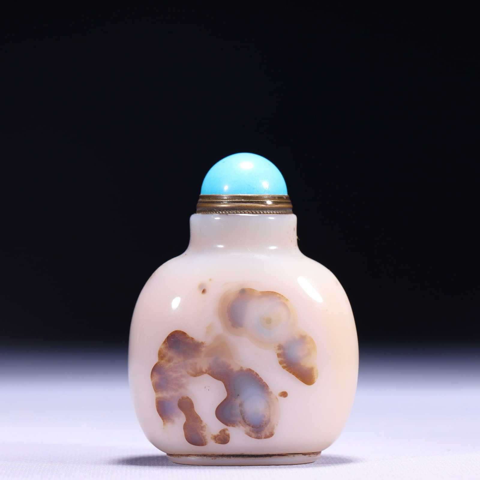 An Exquisite Agate Snuff Bottle: An Exquisite Agate Snuff Bottle,Qing Dynasty,China,Size:2inx1.2inx3.1in,Weight:112g 玛瑙鼻烟壶,中国清代
