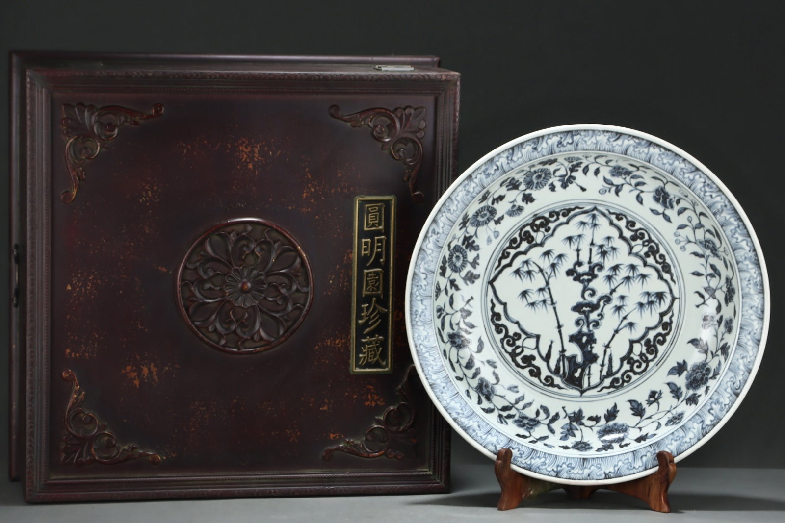 An Exquisite Blue and White Lotus Pattern Bamboo Pattern Plate,With Vertical Scroll Painting on Silk (1 of 8)