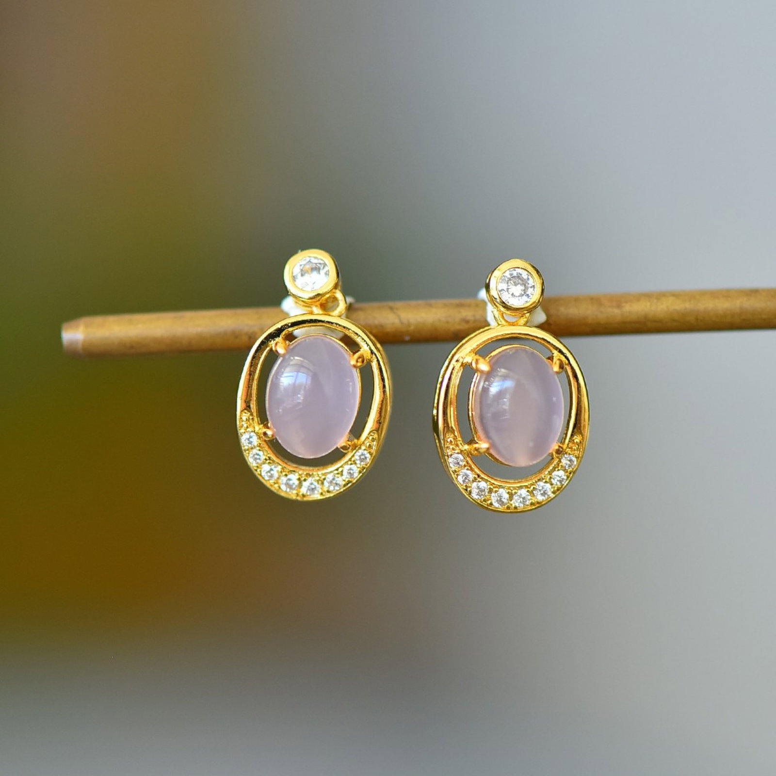 A Pair of Exquisite Earrings,Inlaid Diamond: A Pair of Exquisite Earrings Size:6mmx8mm 一对耳钉
