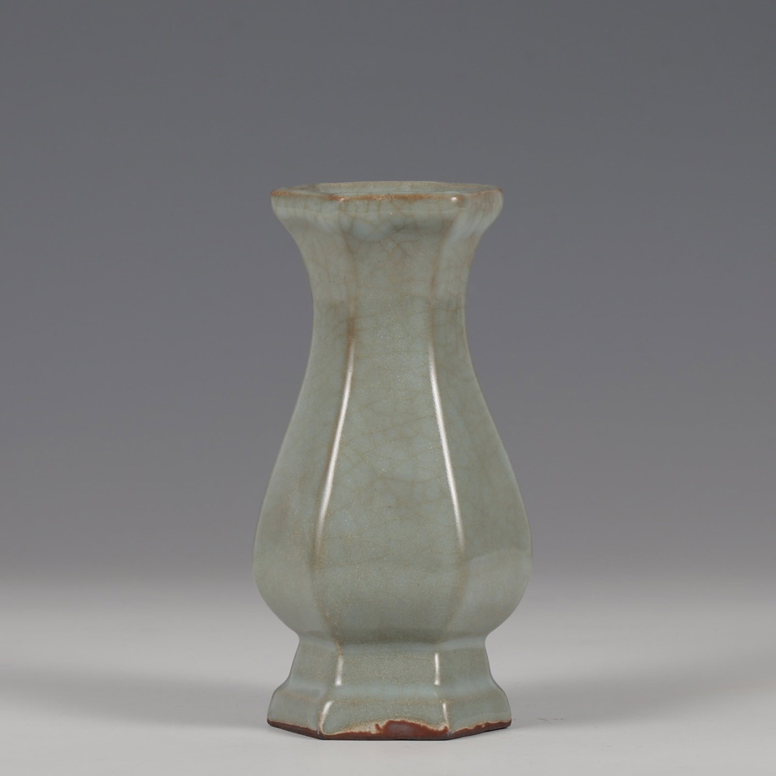 An Exquisite Guan yao Celadon Glazed Vase: An Exquisite Guan yao Celadon Glazed Vase,Song Dynasty,China,Size:5.5inx2.4in 官窑青釉瓶,中国宋代