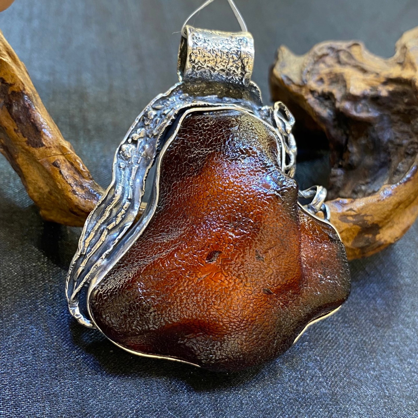 An Exquisite Beeswax Inlaid Silver Necklace: An Exquisite Beeswax Inlaid Silver Necklace,Size:53.3mm,Weight:40.1g 蜜蜡镶银项链