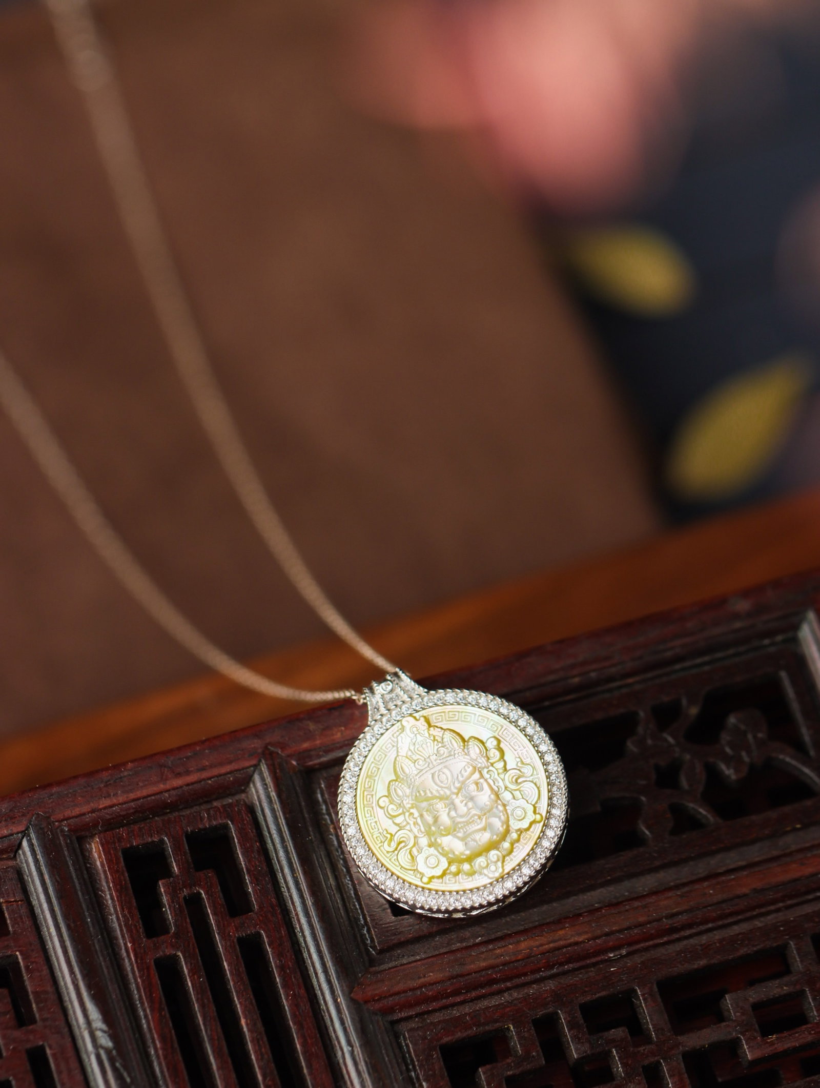 An Exquisite Sterling Silver Inlaid Shell Pendant,Inlaid Diamond and Lapis Lazuli: An Exquisite Sterling Silver Inlaid Shell Pendant,Inlaid Diamond and Lapis Lazuli 纯银镶贝壳吊坠,嵌钻石和青金石