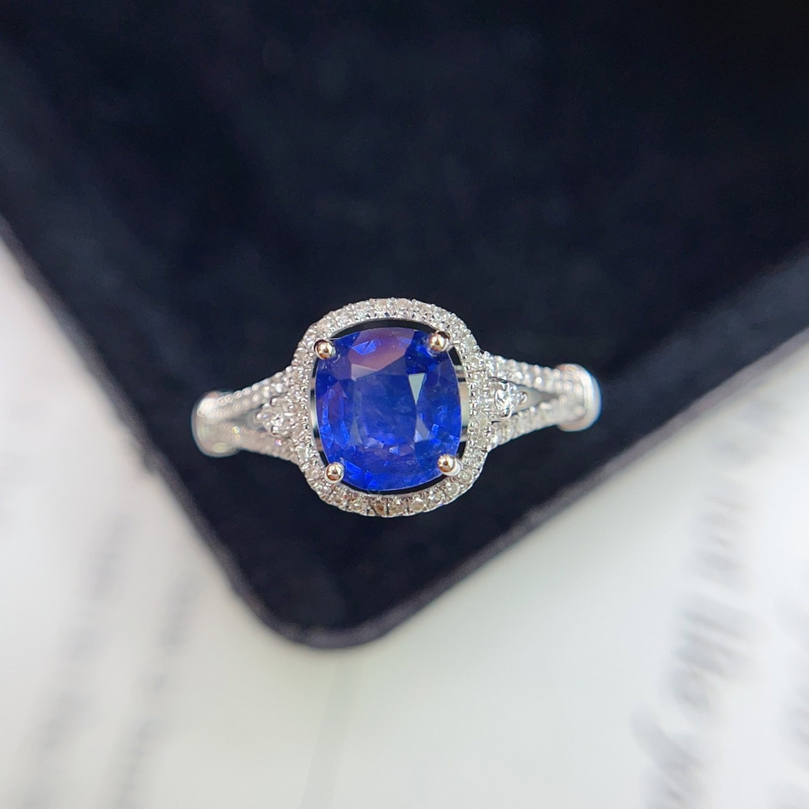 A Exquisite 18k Gold Inlaid 1.06ct Natural Sapphire Ring,Inlaid Diamond: A Exquisite 18k Gold Inlaid 1.06ct Natural Sapphire Ring,Inlaid Diamond,Total Weight:1.62g 18k金镶 1.06ct 天然蓝宝石戒指,嵌钻石