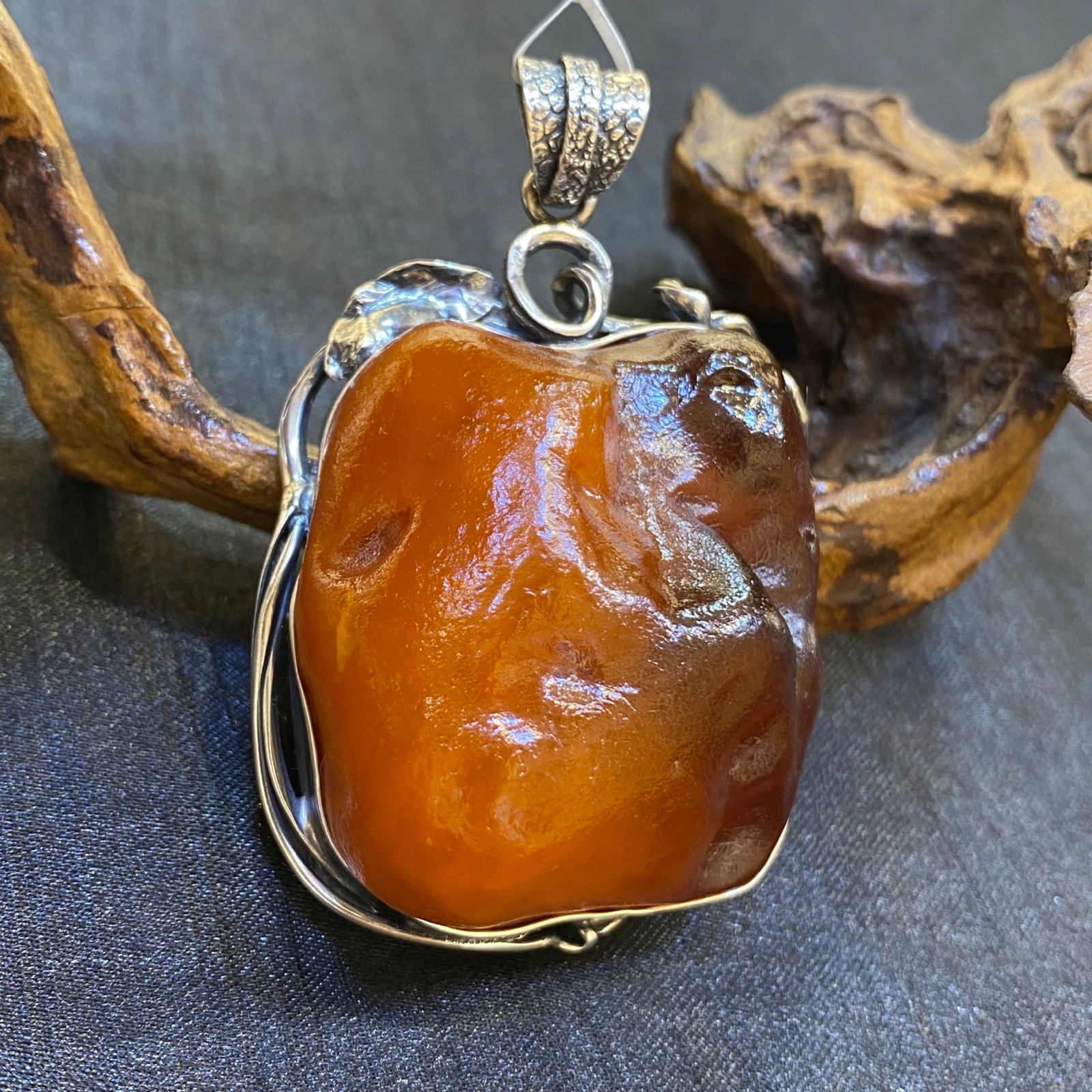 An Exquisite Beeswax Inlaid Silver Necklace: An Exquisite Beeswax Inlaid Silver Necklace,Size:42.3mm,Weight:47.6g 蜜蜡镶银项链