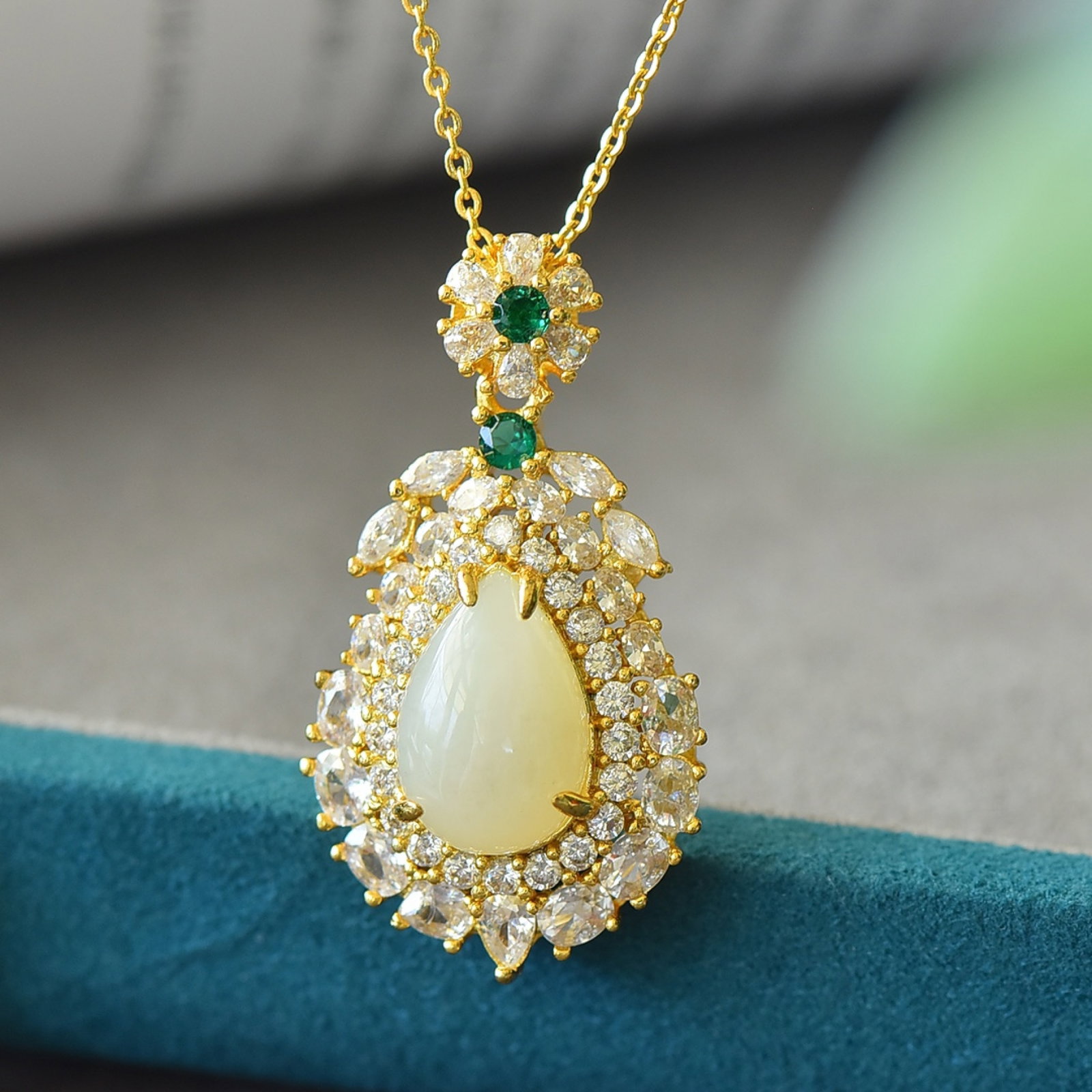 An Exquisite Bronze-Gold Plated Inlaid White Jade Necklace,Inlaid Diamond: An Exquisite Bronze-Gold Plated Inlaid White Jade Necklace,Inlaid Diamond,Size:10mmx15mm 铜镀金镶白玉项链,嵌钻石