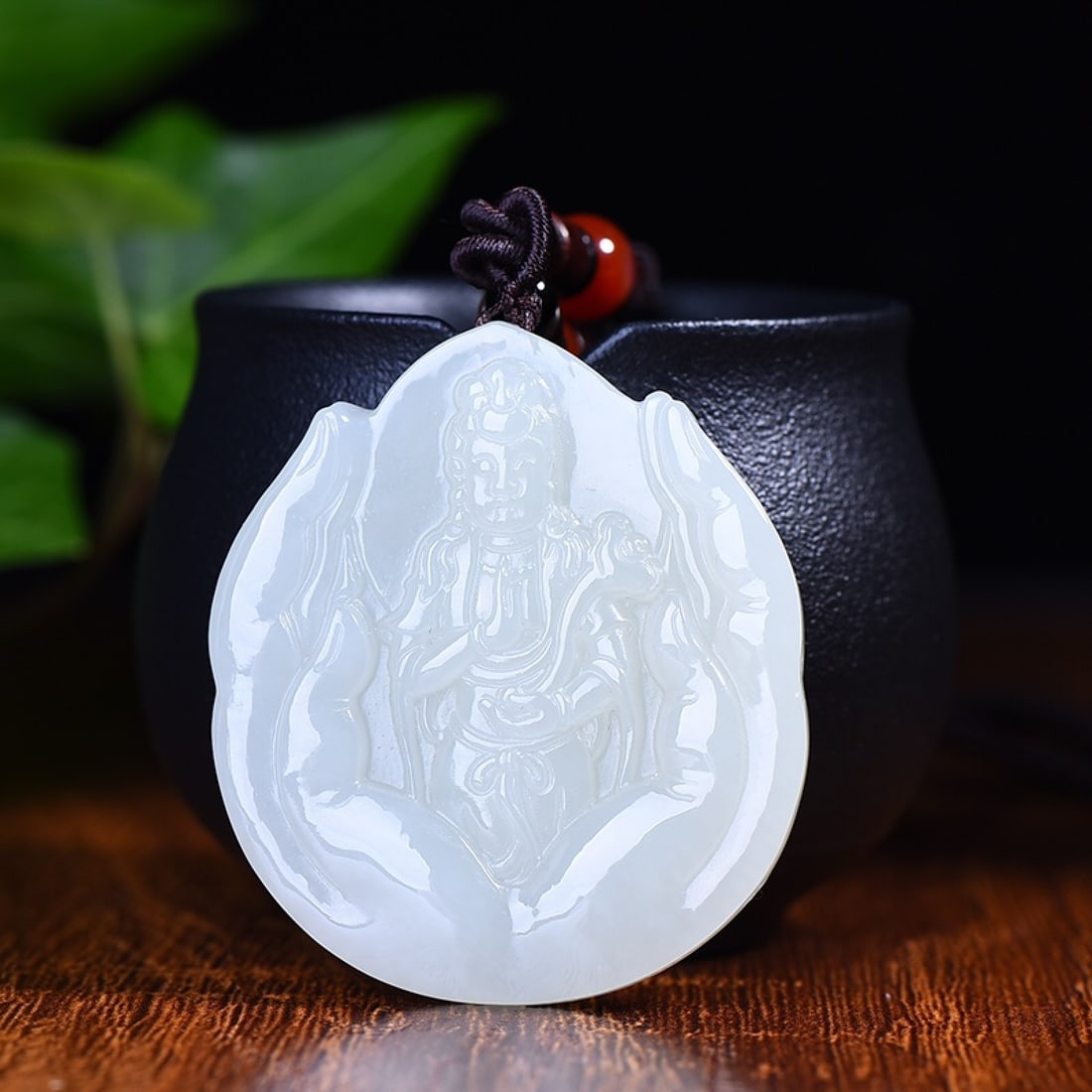 An Exquisite White Jade Avalokitesvara Pattern Pendant: An Exquisite White Jade Avalokitesvara Pattern Pendant,Size:44mmx51mm (寓意)观音心性柔和,仪态端庄,世事洞਴