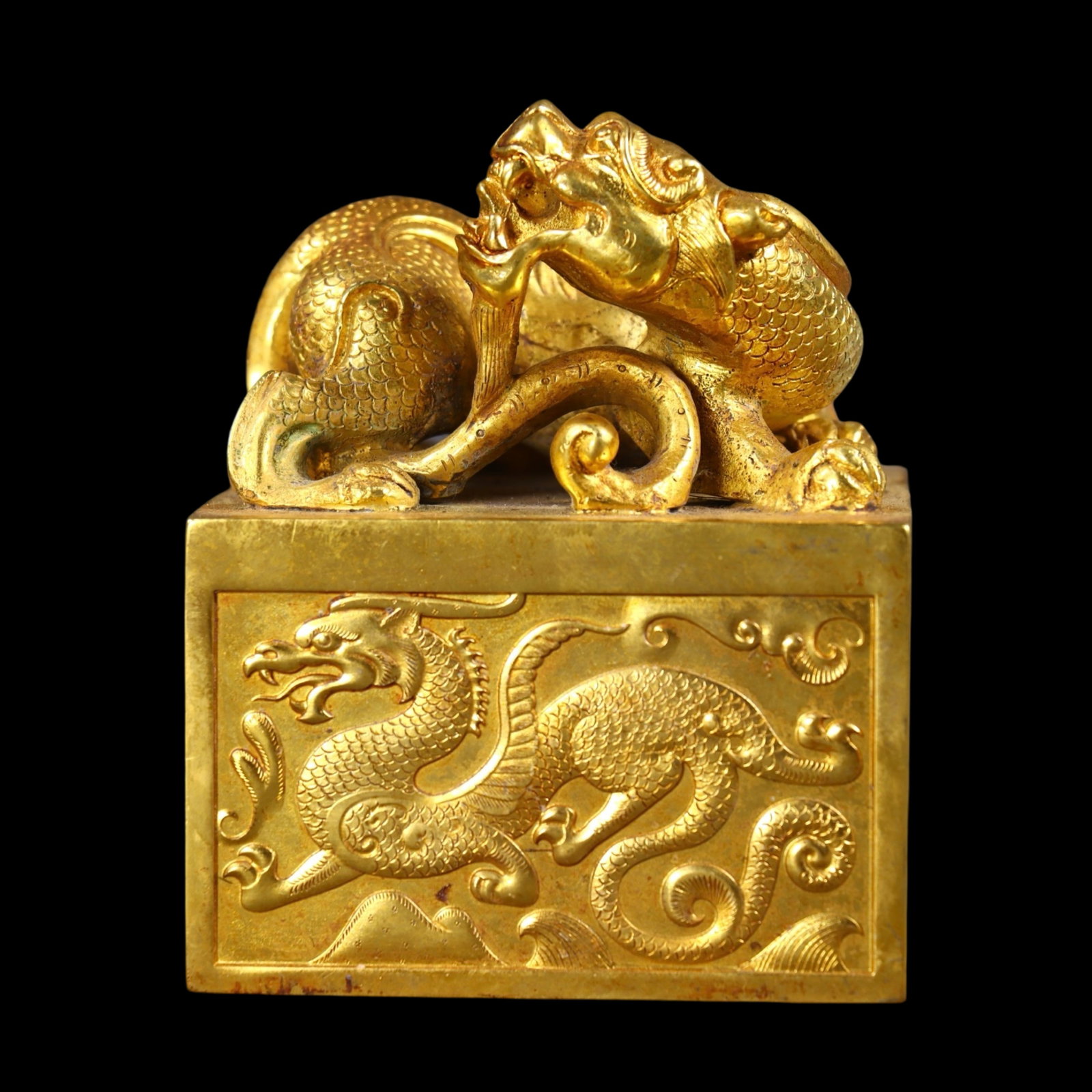 An Exquisite Gilt Bronze Auspicious Beast Pattern Dragon Seal: An Exquisite Gilt Bronze Auspicious Beast Pattern Dragon Seal,Qing Dynasty,China,Size:4.5inx3.5in,Weight:4696g 铜鎏金瑞兽纹龙印章,中国
