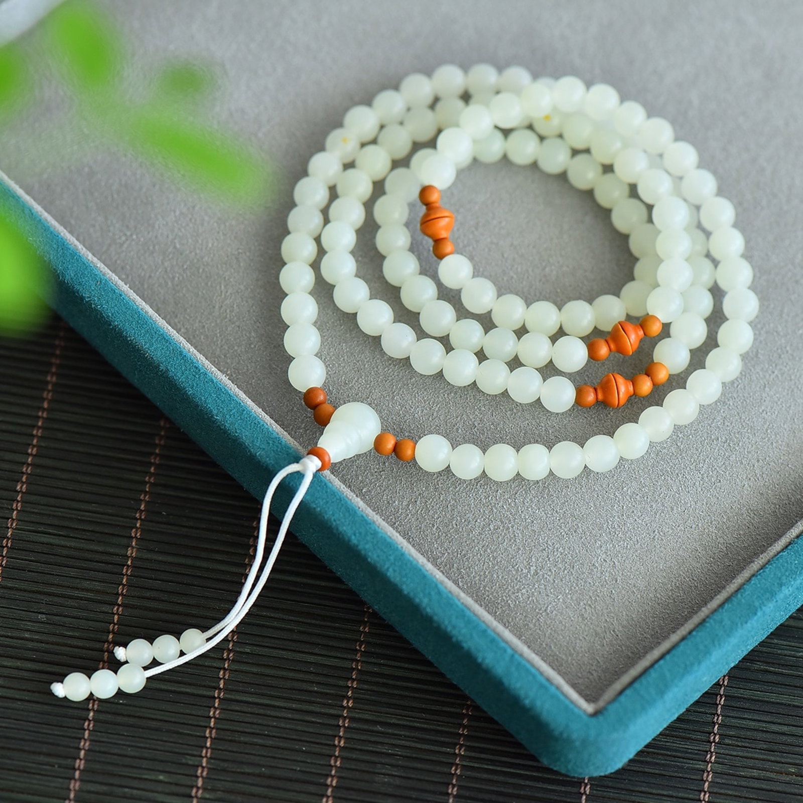 An Exquisite White Jade Olive Bracelets: An Exquisite White Jade Olive Bracelets,Size:6mm 寓意:项链即“相恋” 表达爱意希望对方平平