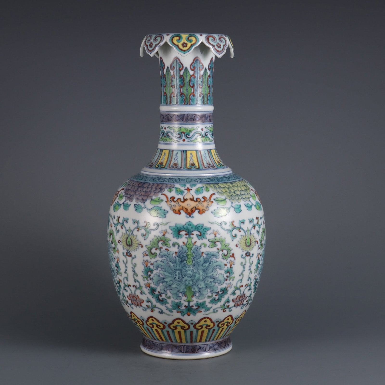 A Rare Doucai Lotus Pattern Vase - 3
