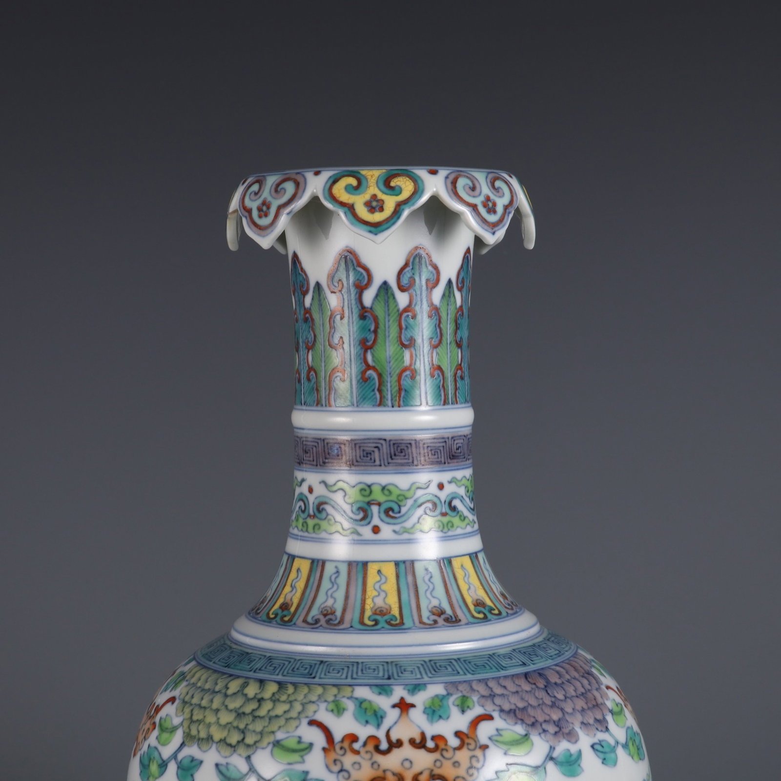 A Rare Doucai Lotus Pattern Vase - 4