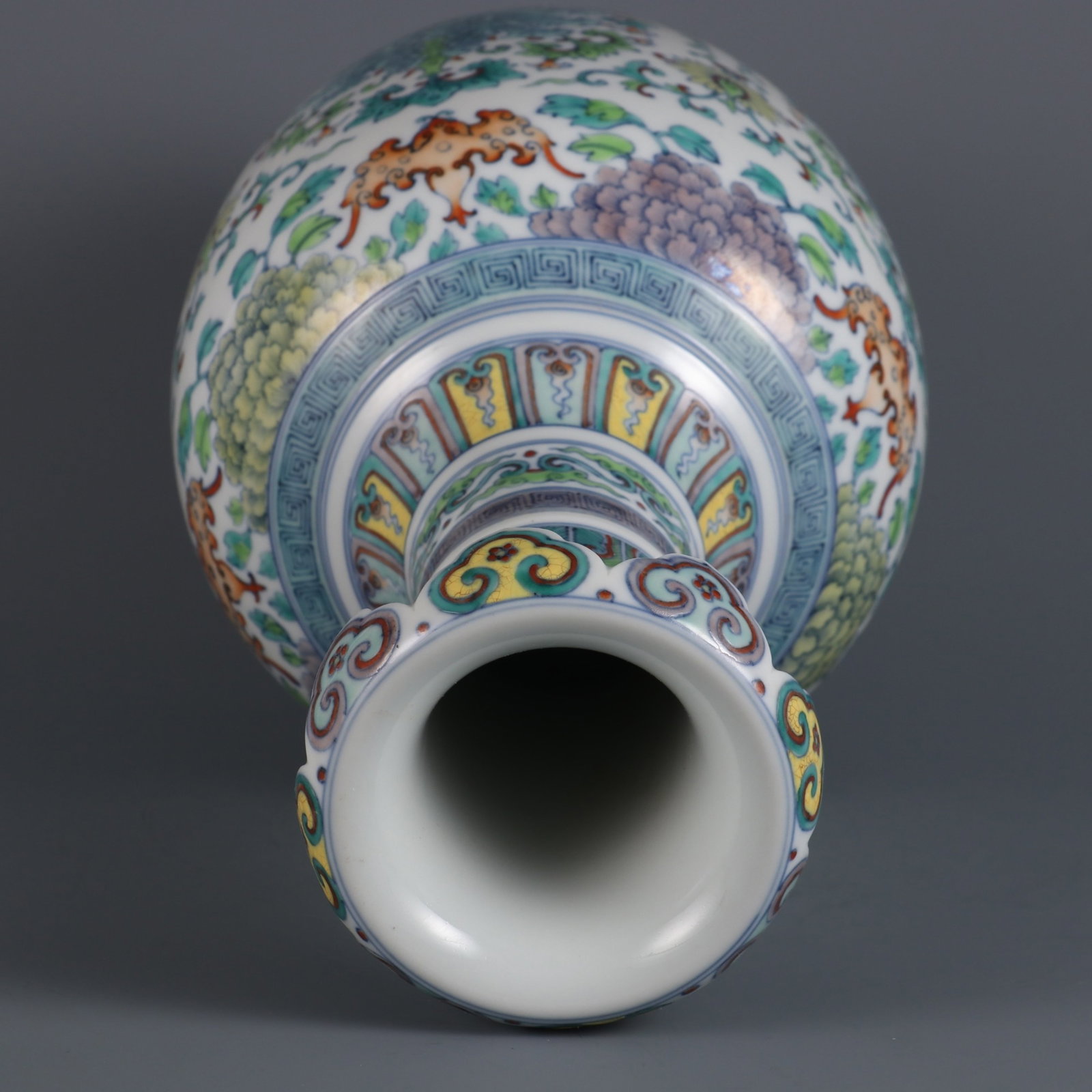 A Rare Doucai Lotus Pattern Vase - 8