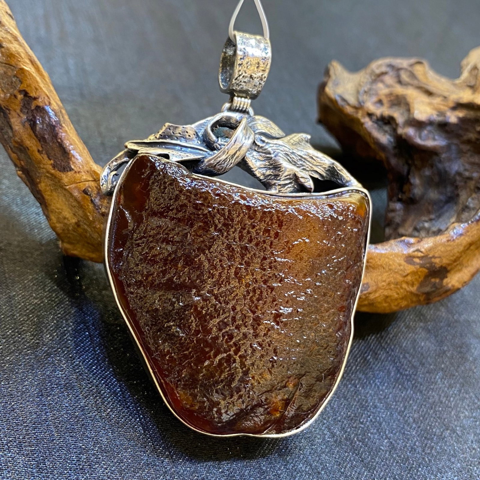 An Exquisite Beeswax Inlaid Silver Necklace: An Exquisite Beeswax Inlaid Silver Necklace,Size:48.6mm,Weight:35.3g 蜜蜡镶银项链