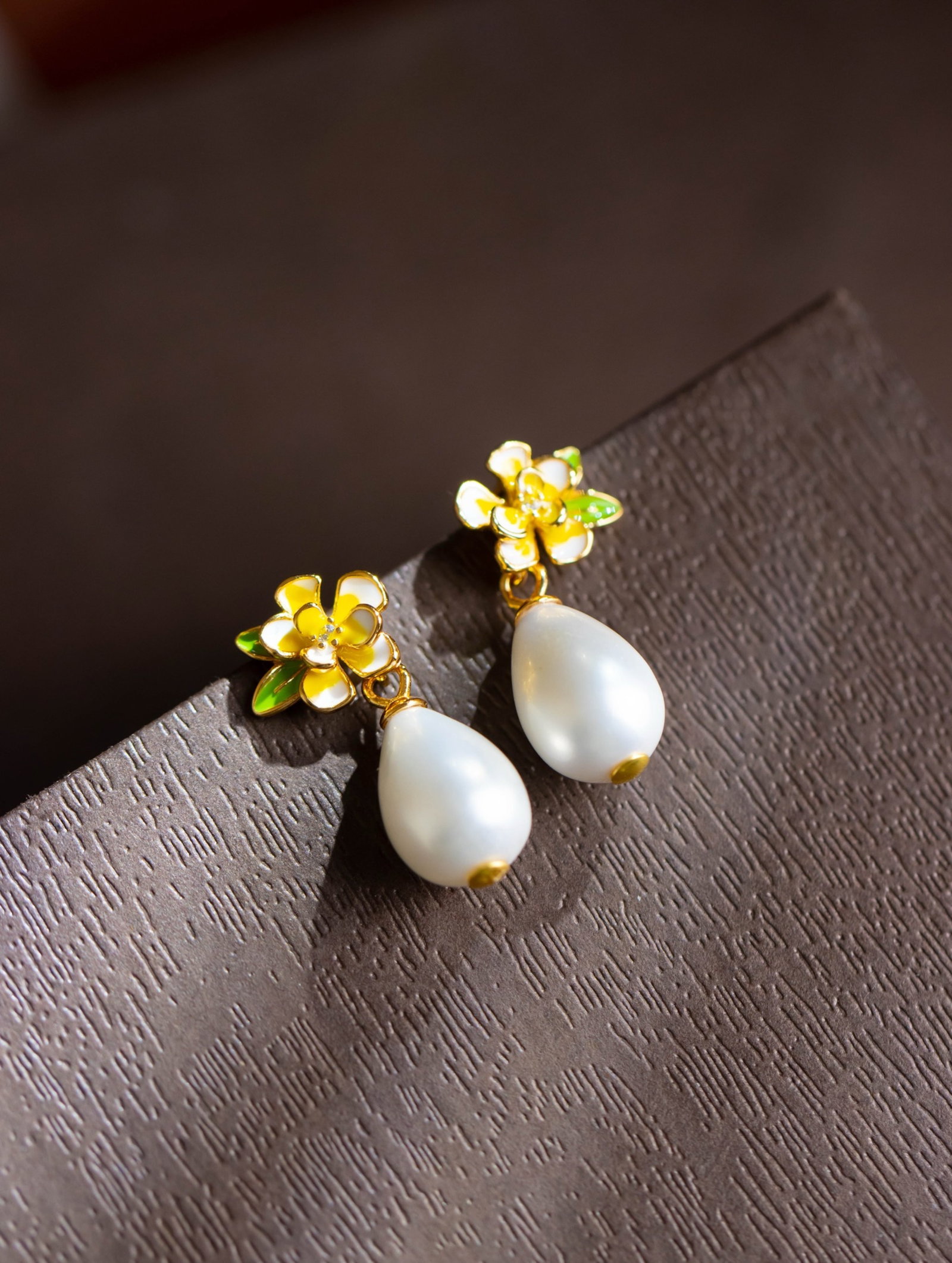 A Pair of Exquisite Sterling Silver-Gold Plated Inlaid Pearls Earrings: A Pair of Exquisite Sterling Silver-Gold Plated Inlaid Pearls Earrings 一对纯银镀金镶珍珠耳环