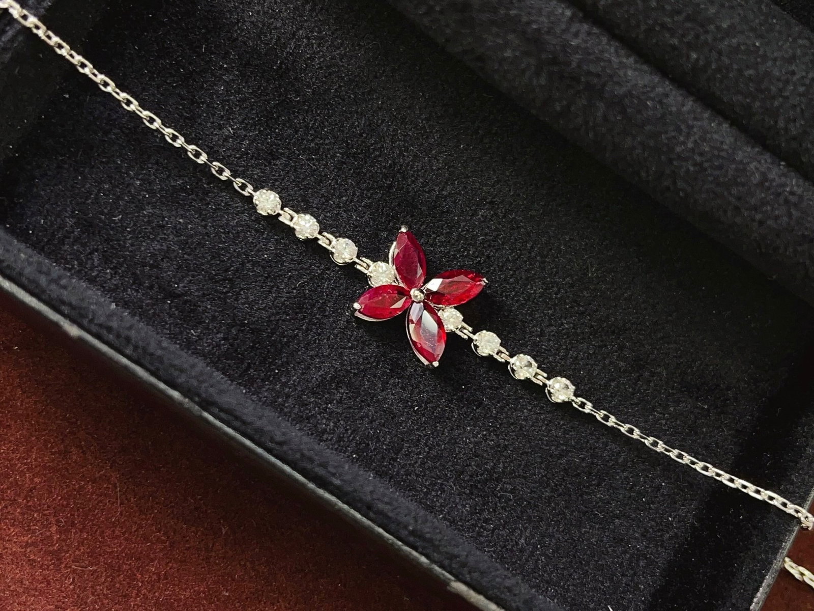 A Exquisite 18k Gold Inlaid 1.35ct Natural Ruby Bracelets,Inlaid Gems: A Exquisite 18k Gold Inlaid 1.35ct Natural Ruby Bracelets,Inlaid Gems,Total Weight:2.26g 18k金镶 1.35ct 天然红宝石手链,嵌宝石